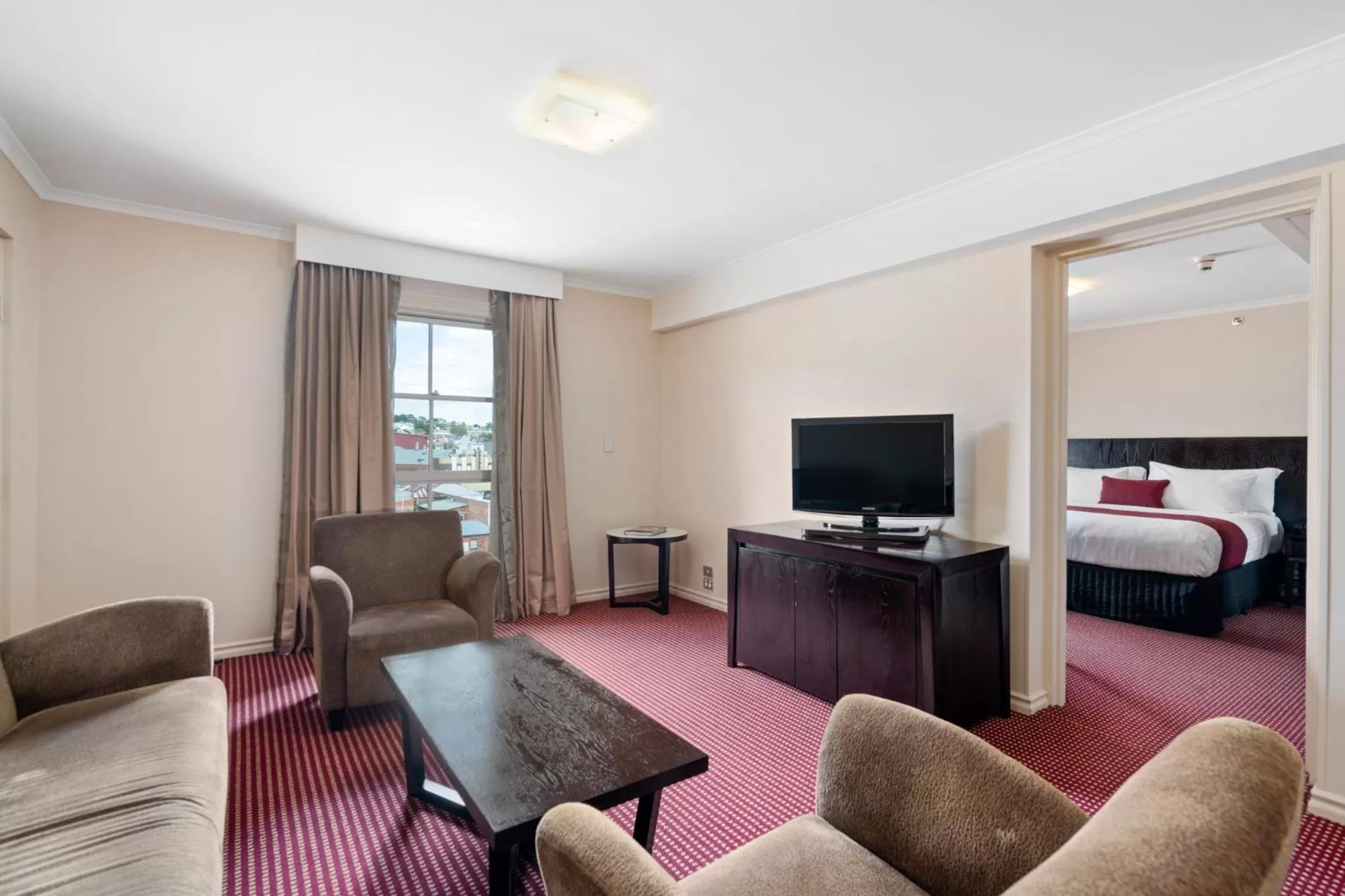 Communal lounge/ TV room, Bed in Hotel Grand Chancellor Launceston