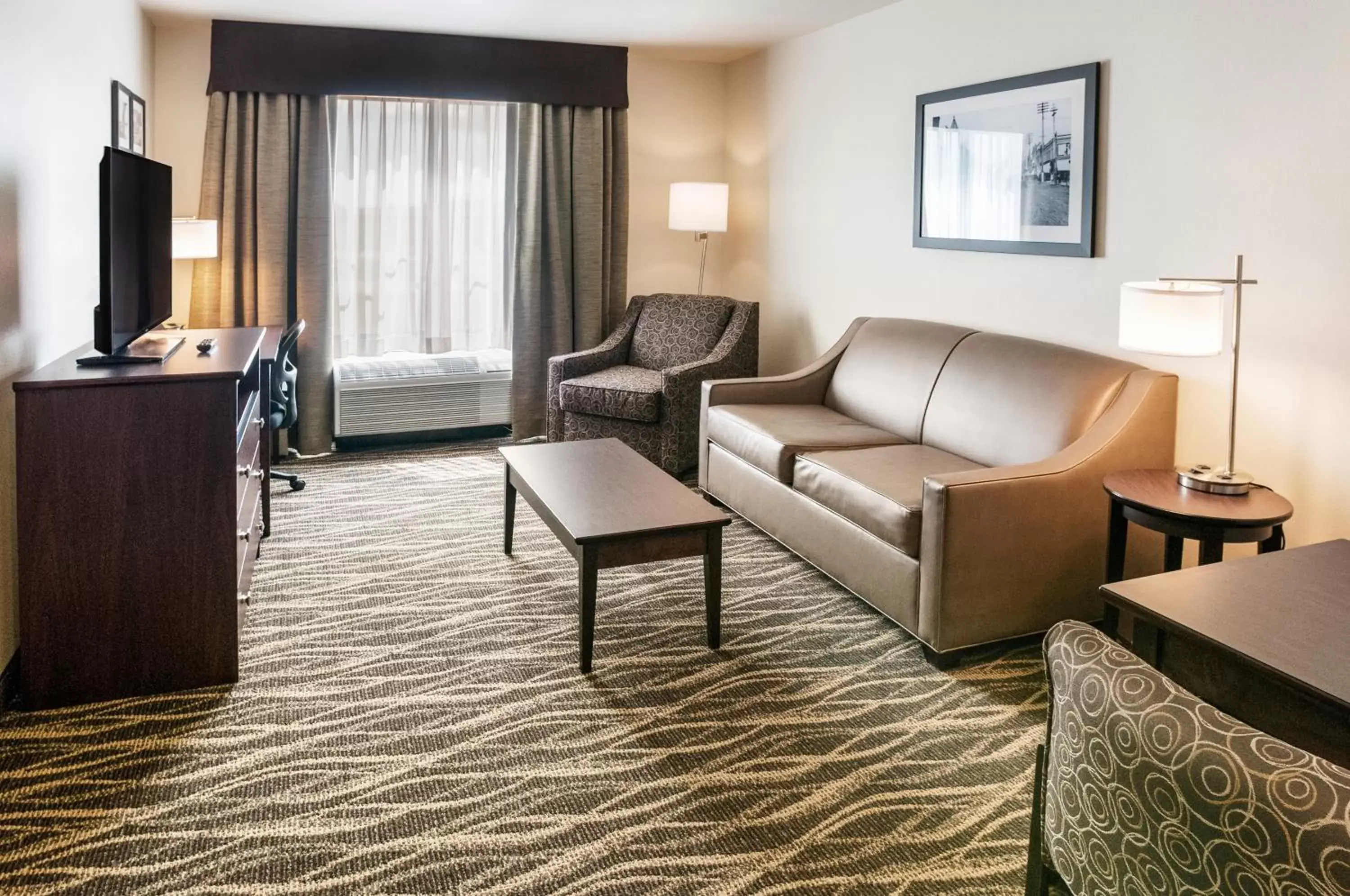 Living room, Seating Area in Cobblestone Hotel & Suites Appleton International Airport