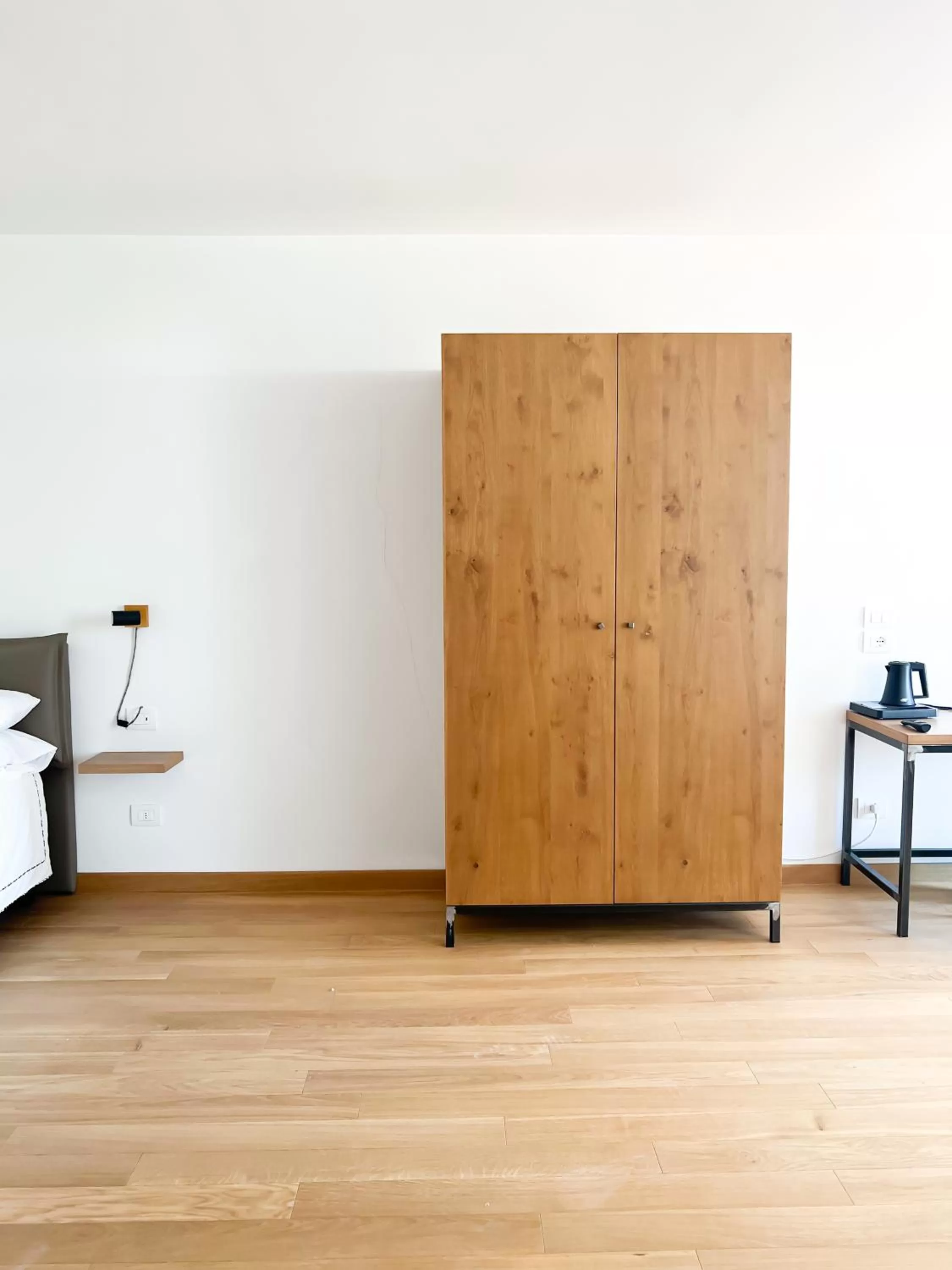 Glass House - Smart Rooms & Parking