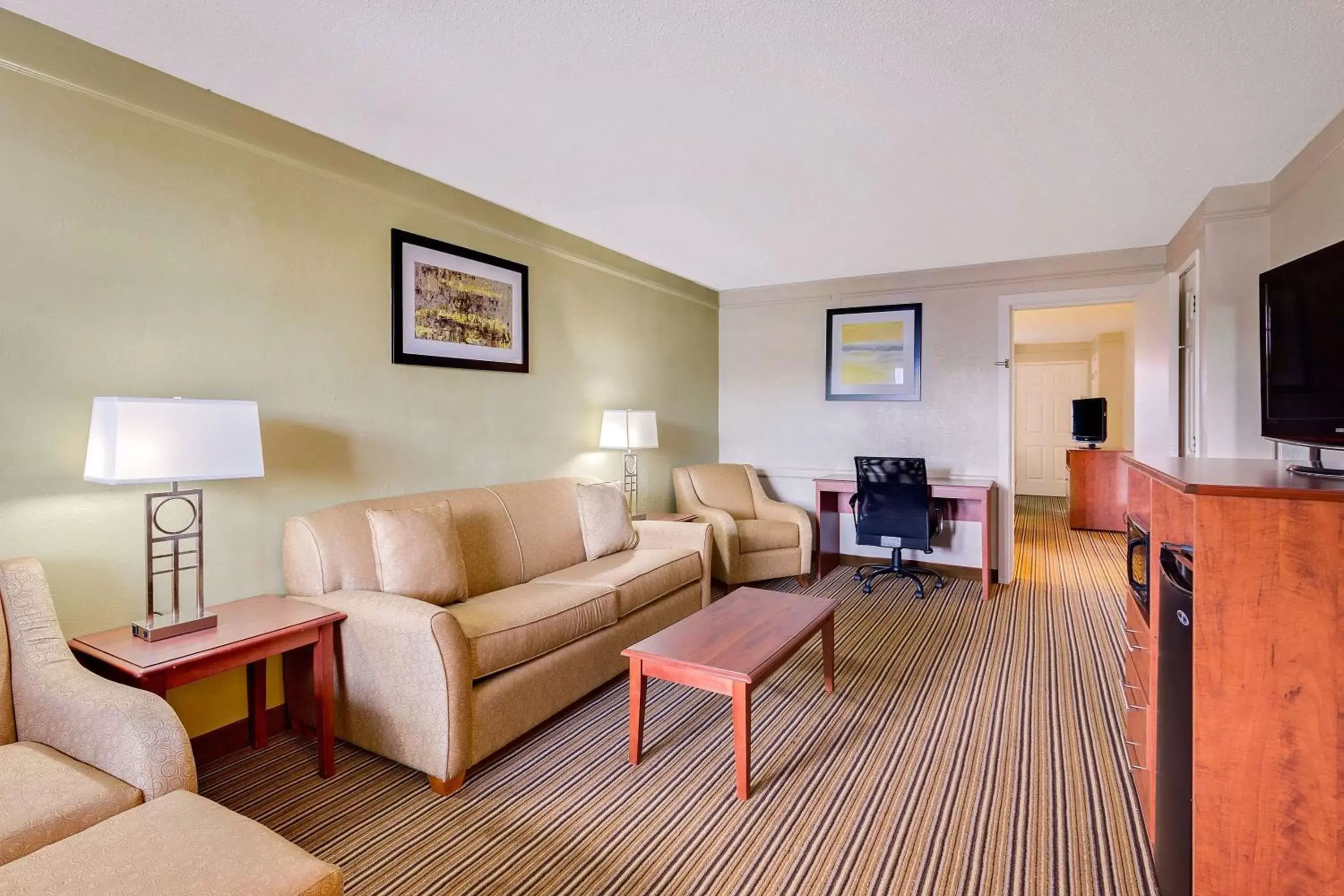 Photo of the whole room, Seating Area in Baymont by Wyndham Jacksonville Orange Park