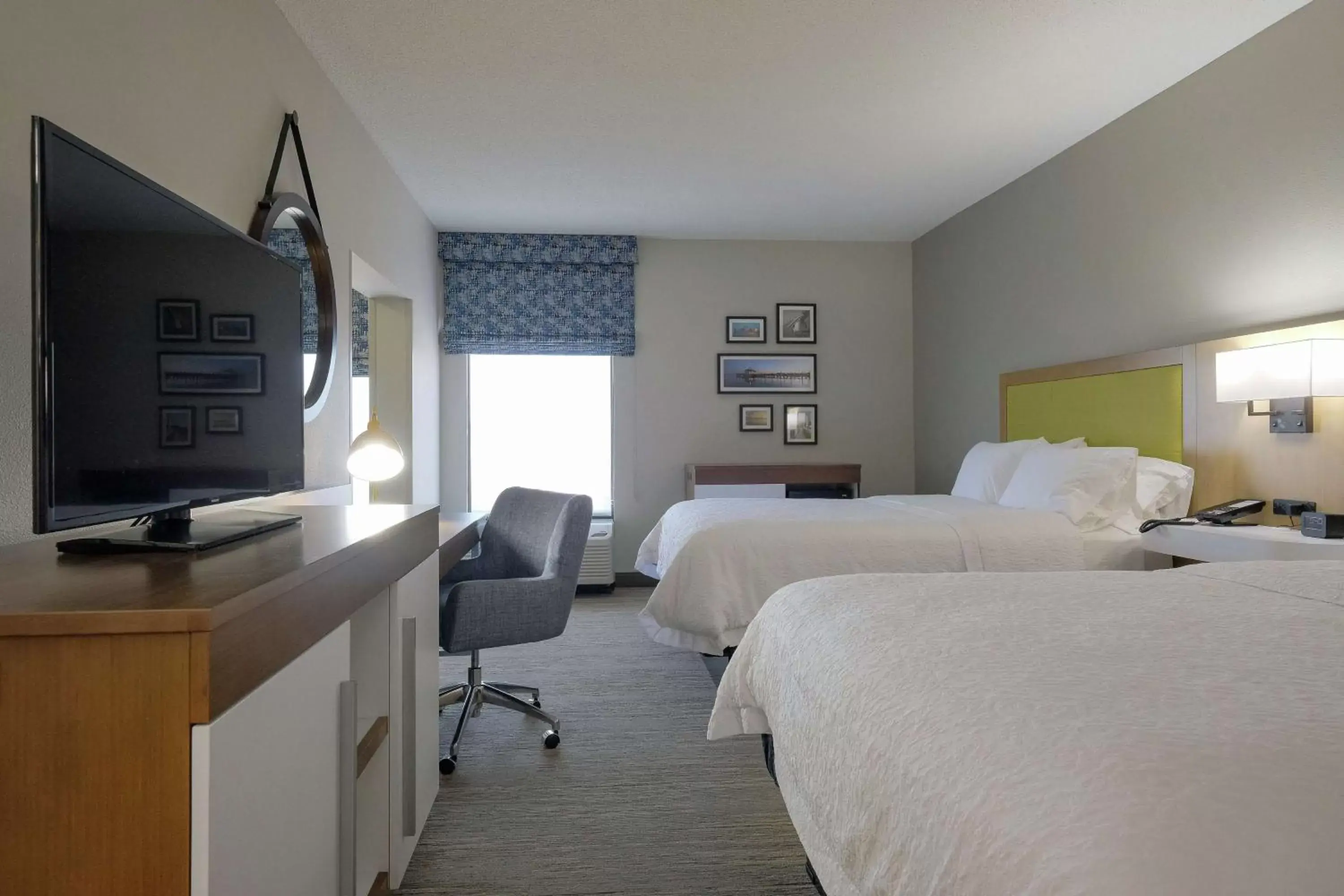 Bedroom, TV/Entertainment Center in Hampton Inn Edenton