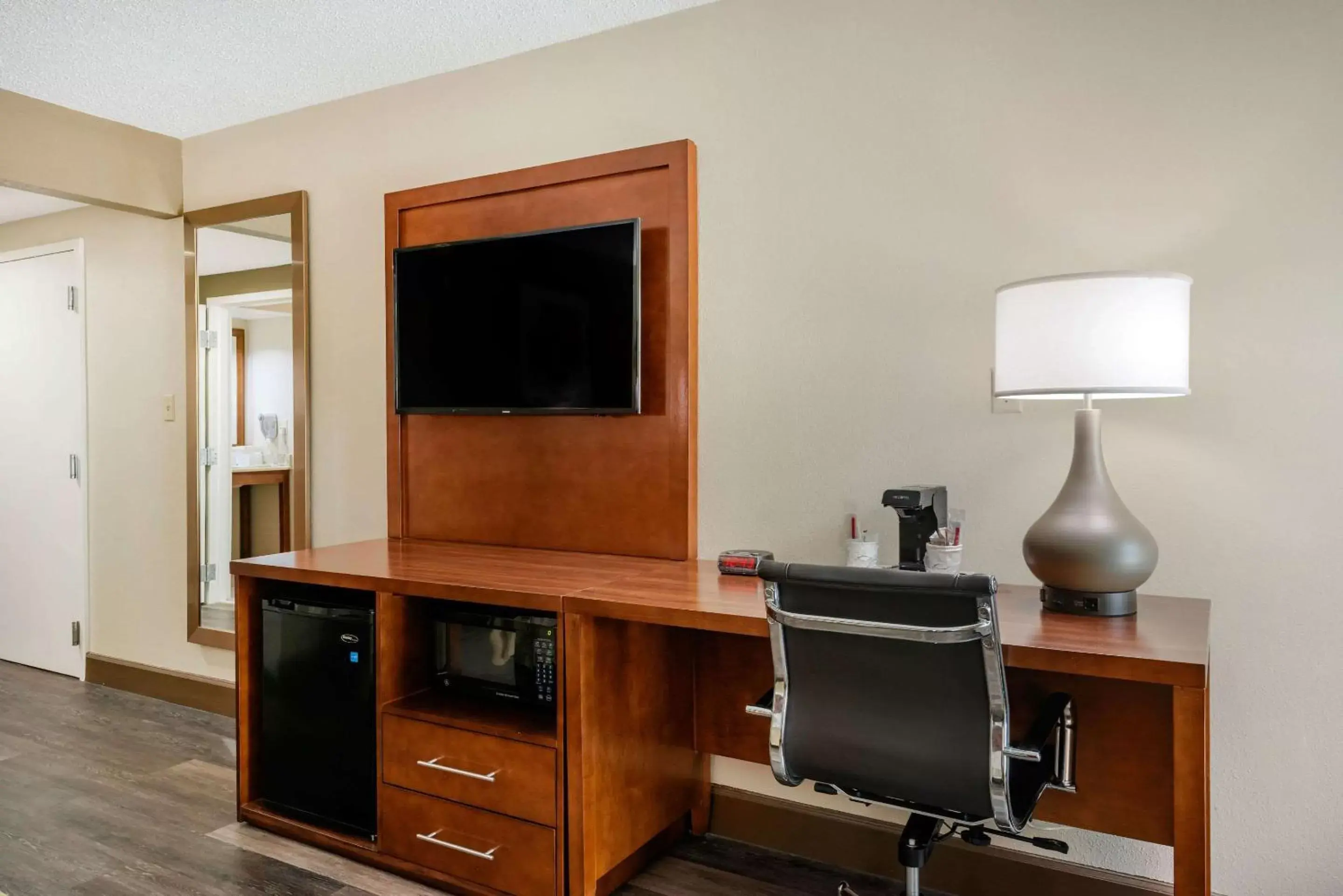 Photo of the whole room, TV/Entertainment Center in Comfort Inn Yulee - Fernandina Beach