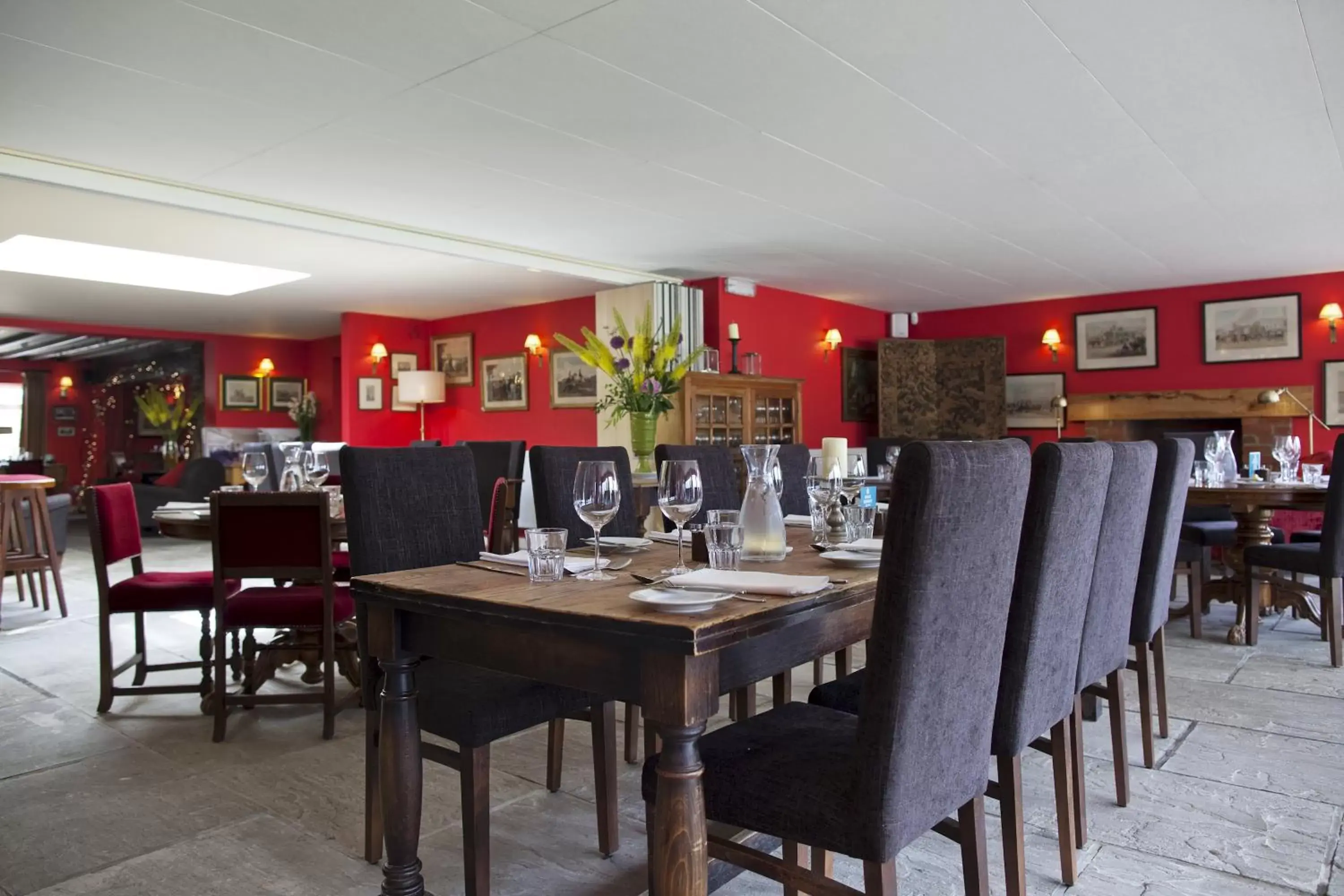 Restaurant/Places to Eat in The Carpenters Arms