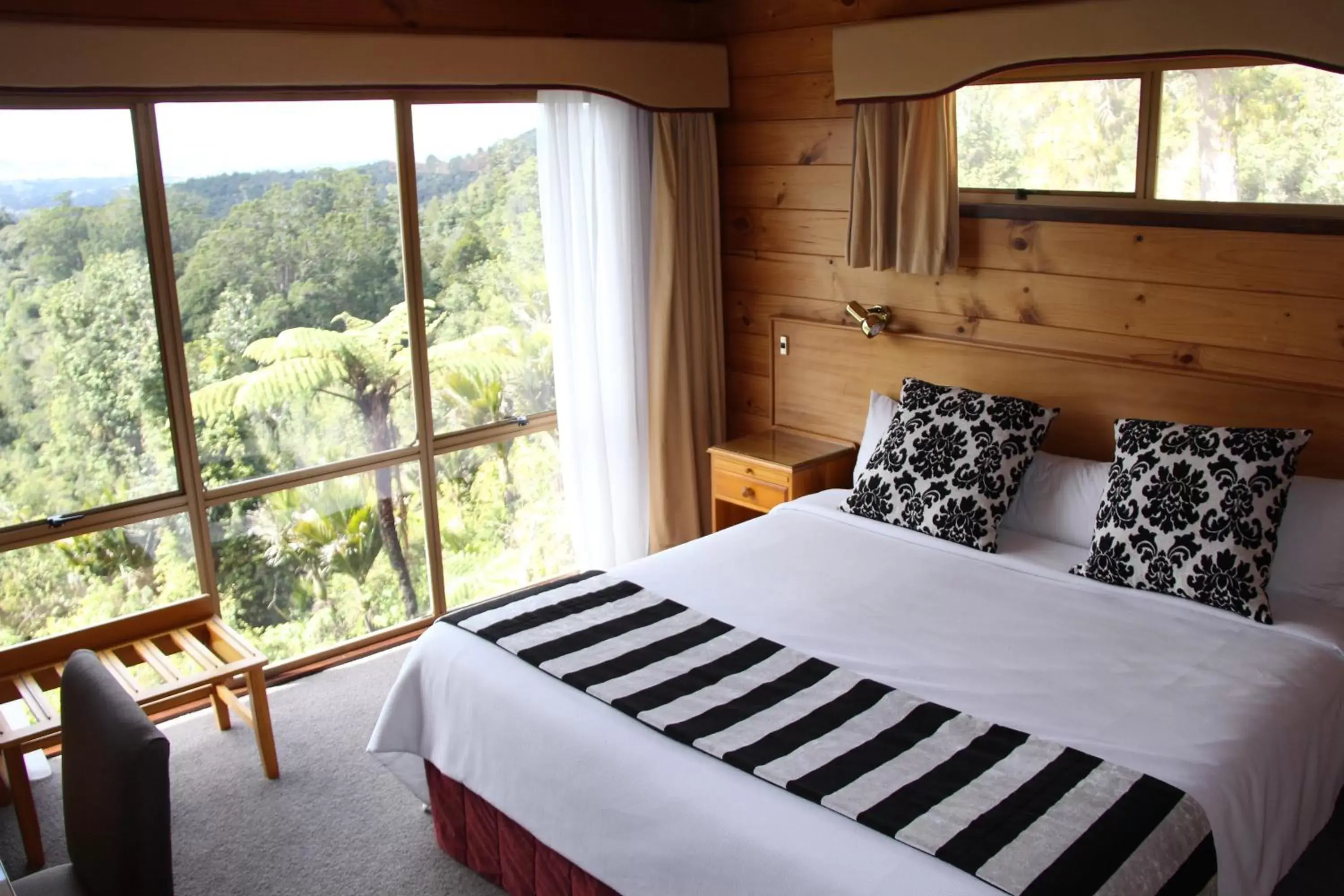 Bed in Waitakere Resort & Spa