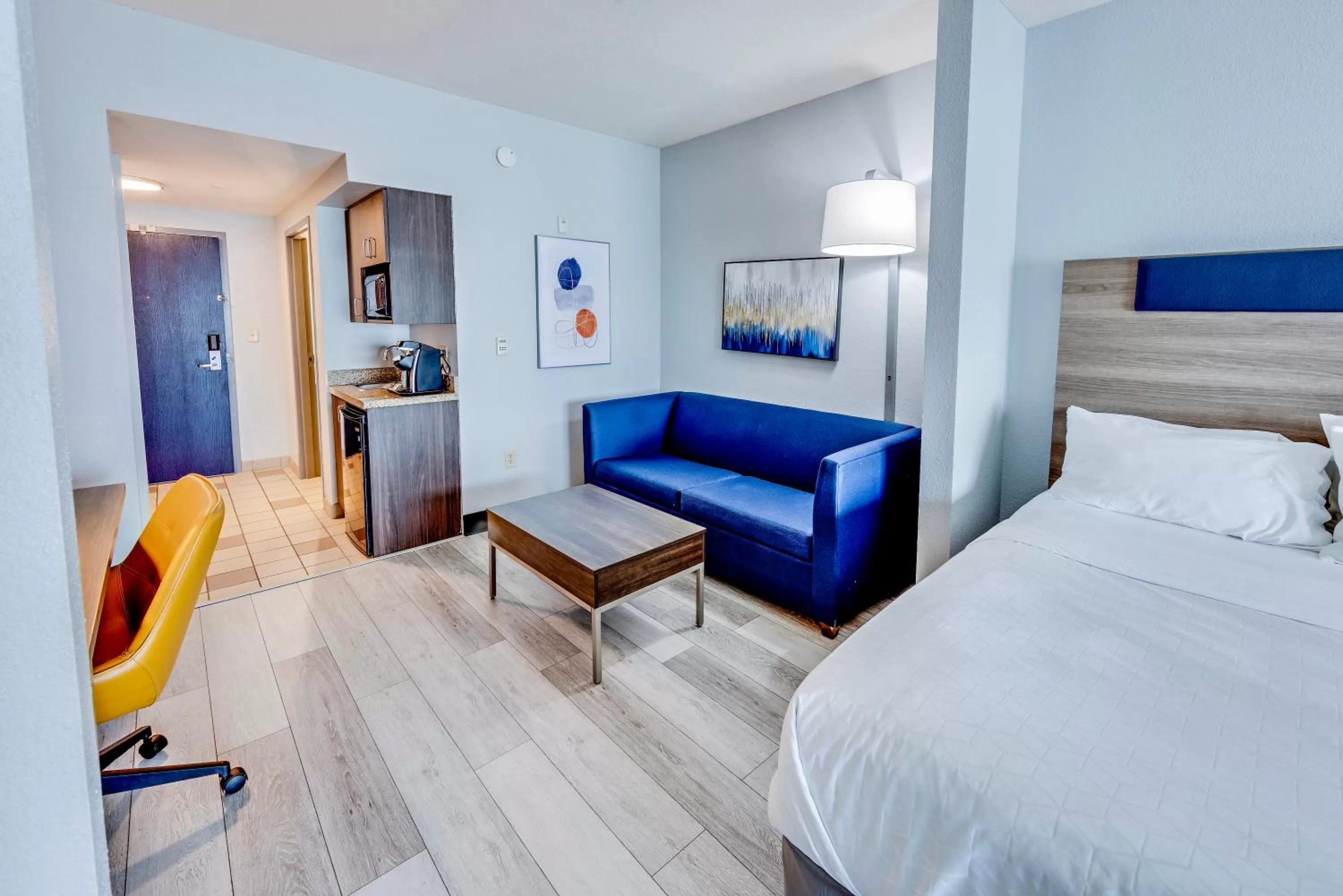 Seating area, Bed in Holiday Inn Express Hotel & Suites Ohio State University- OSU Medical Center by IHG