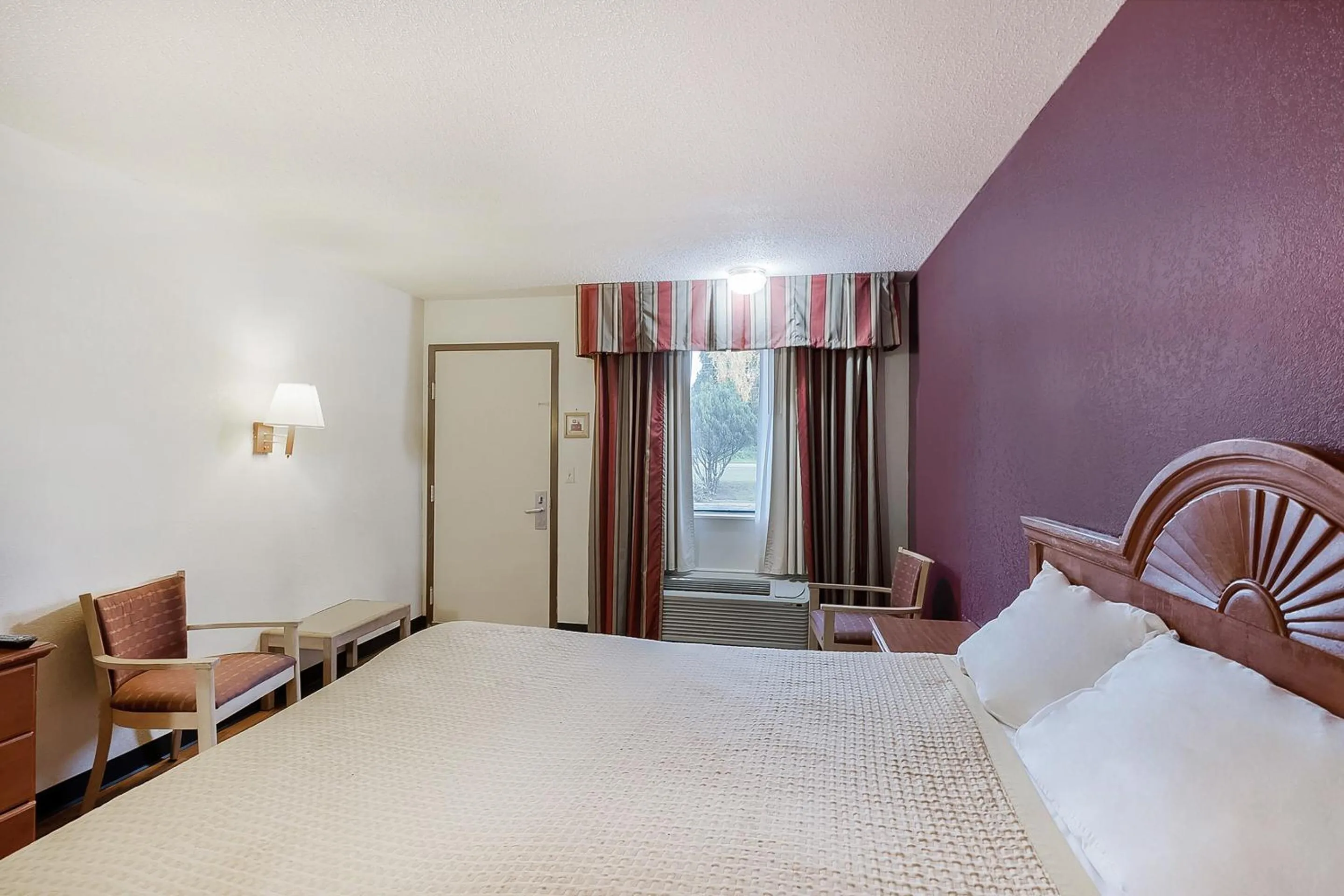 Bedroom, Bed in OYO Hotel Manning SC