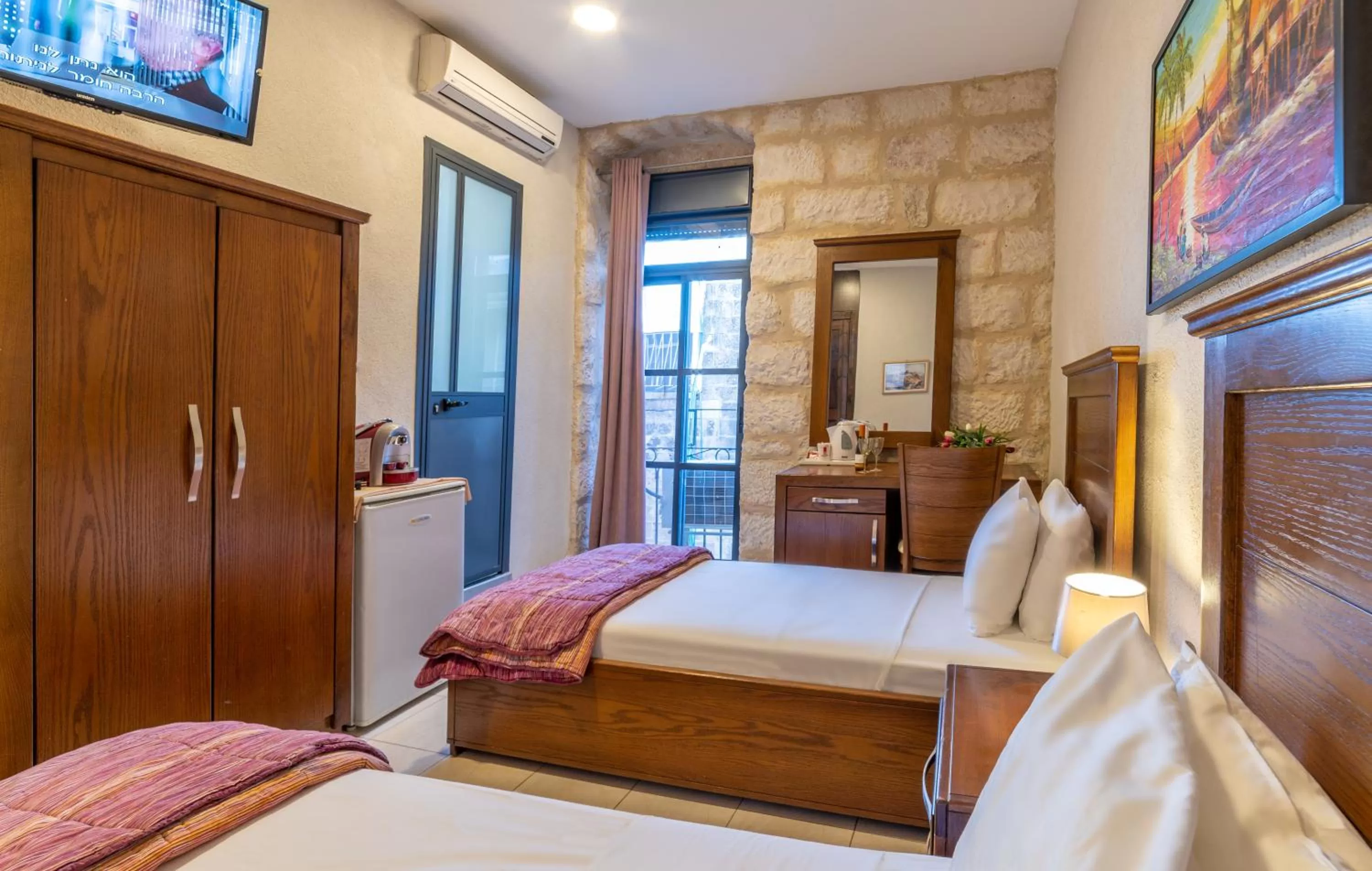 Photo of the whole room, Bed in New Imperial Hotel