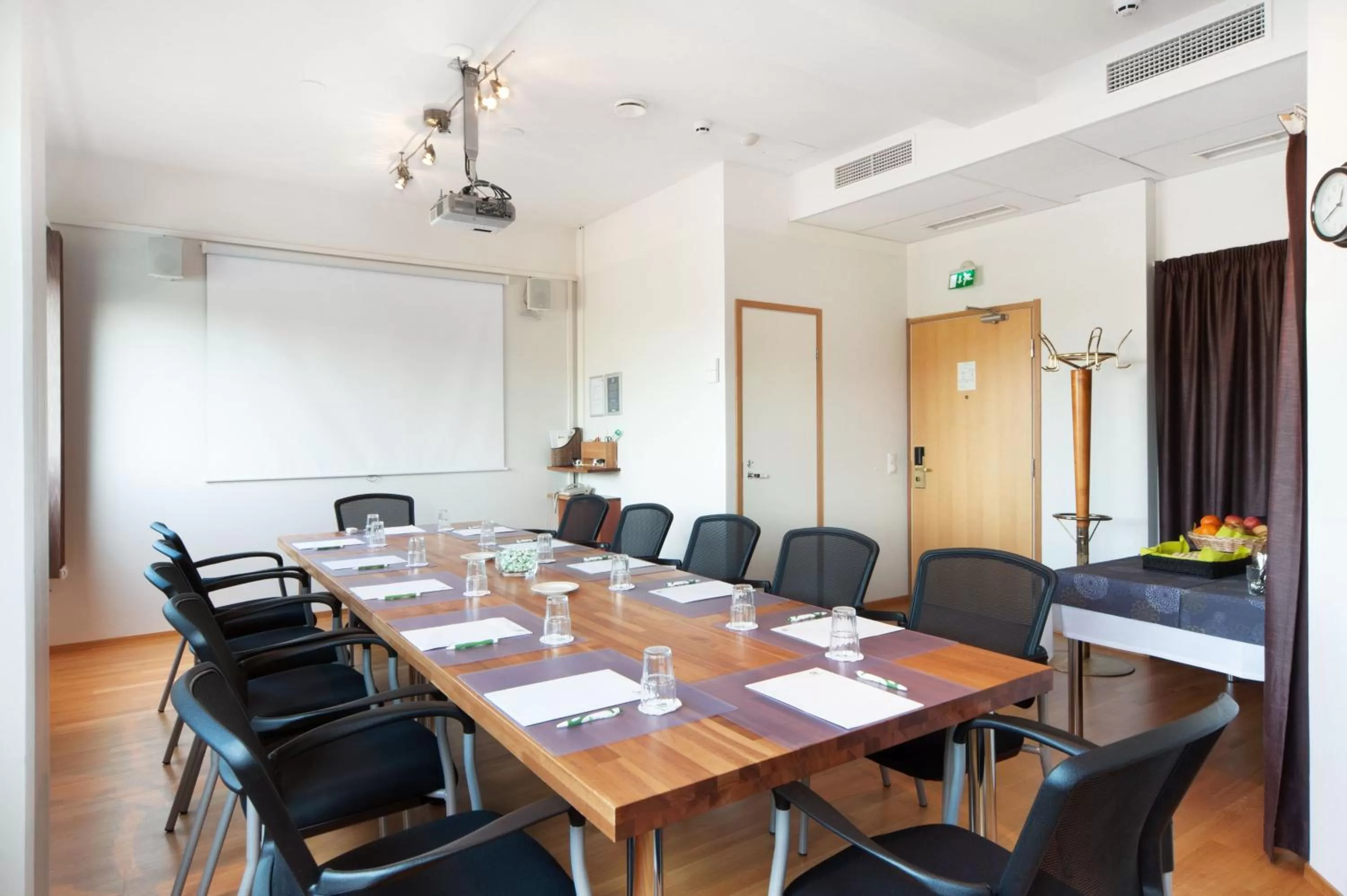 Meeting/conference room in Holiday Inn Helsinki-Vantaa Airport by IHG