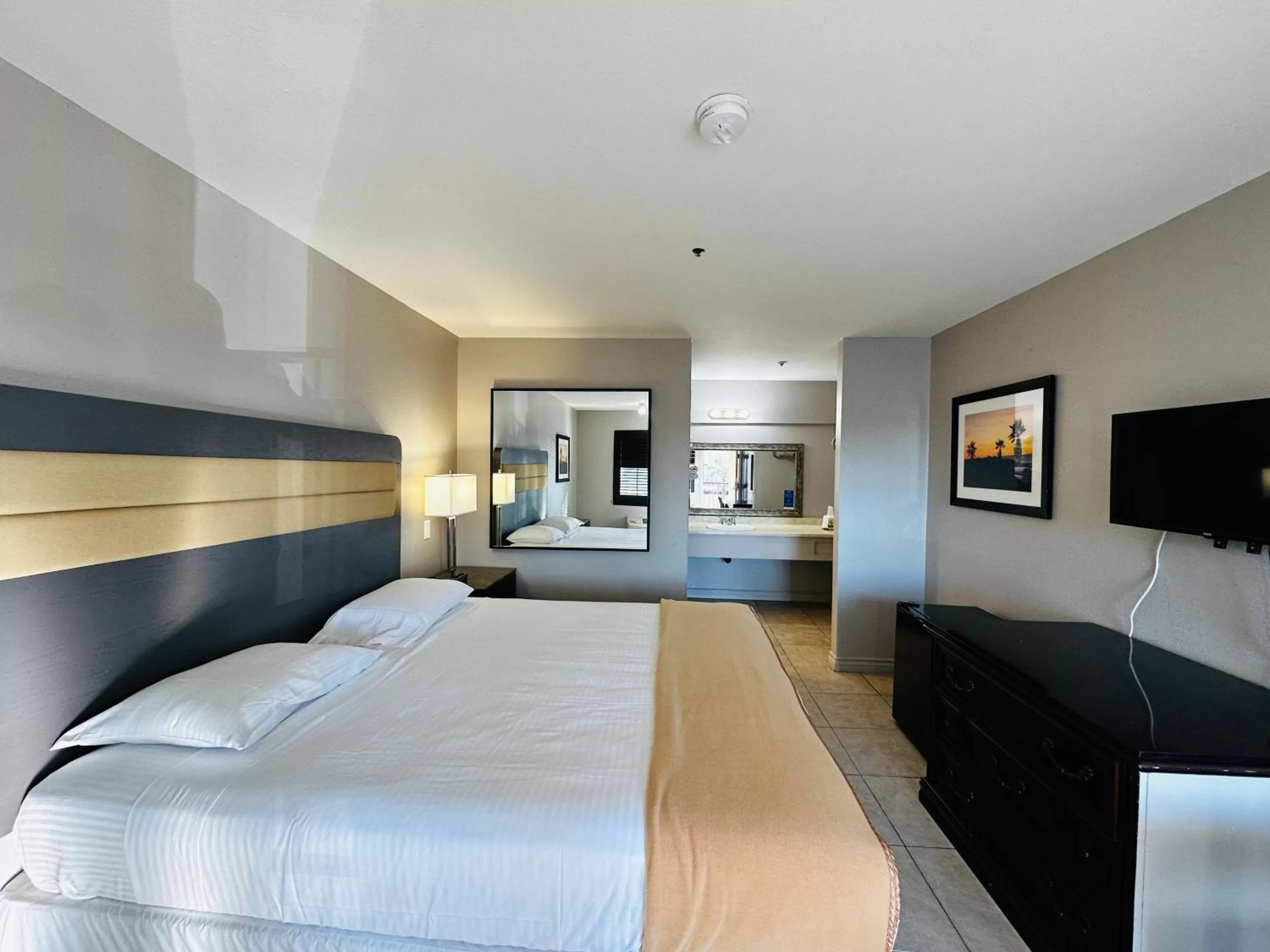 Bed in Casa Blanca Express & Suites - Cypress, Buena Park