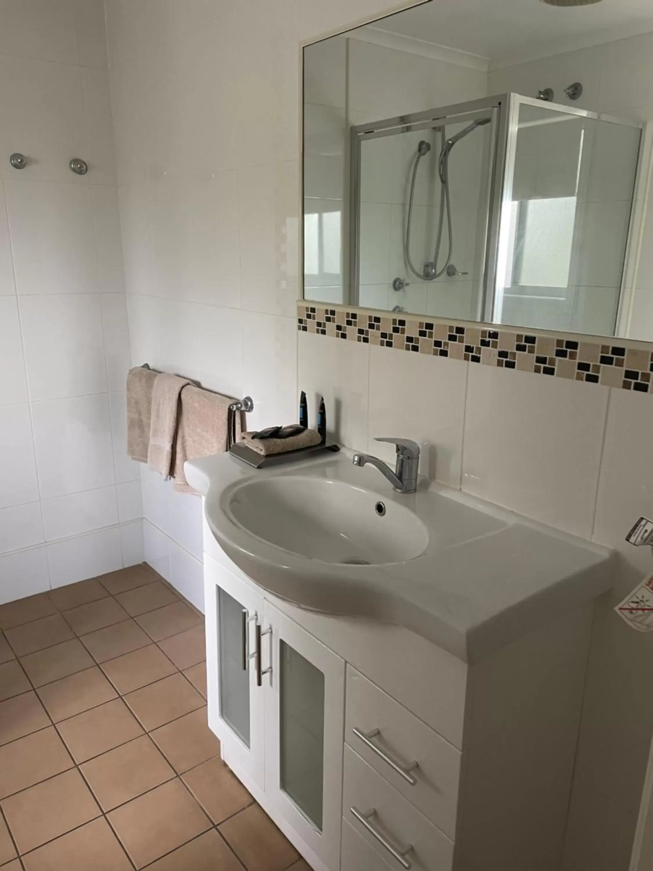 Bathroom in Cattlemans Country Motor Inn & Serviced Apartments