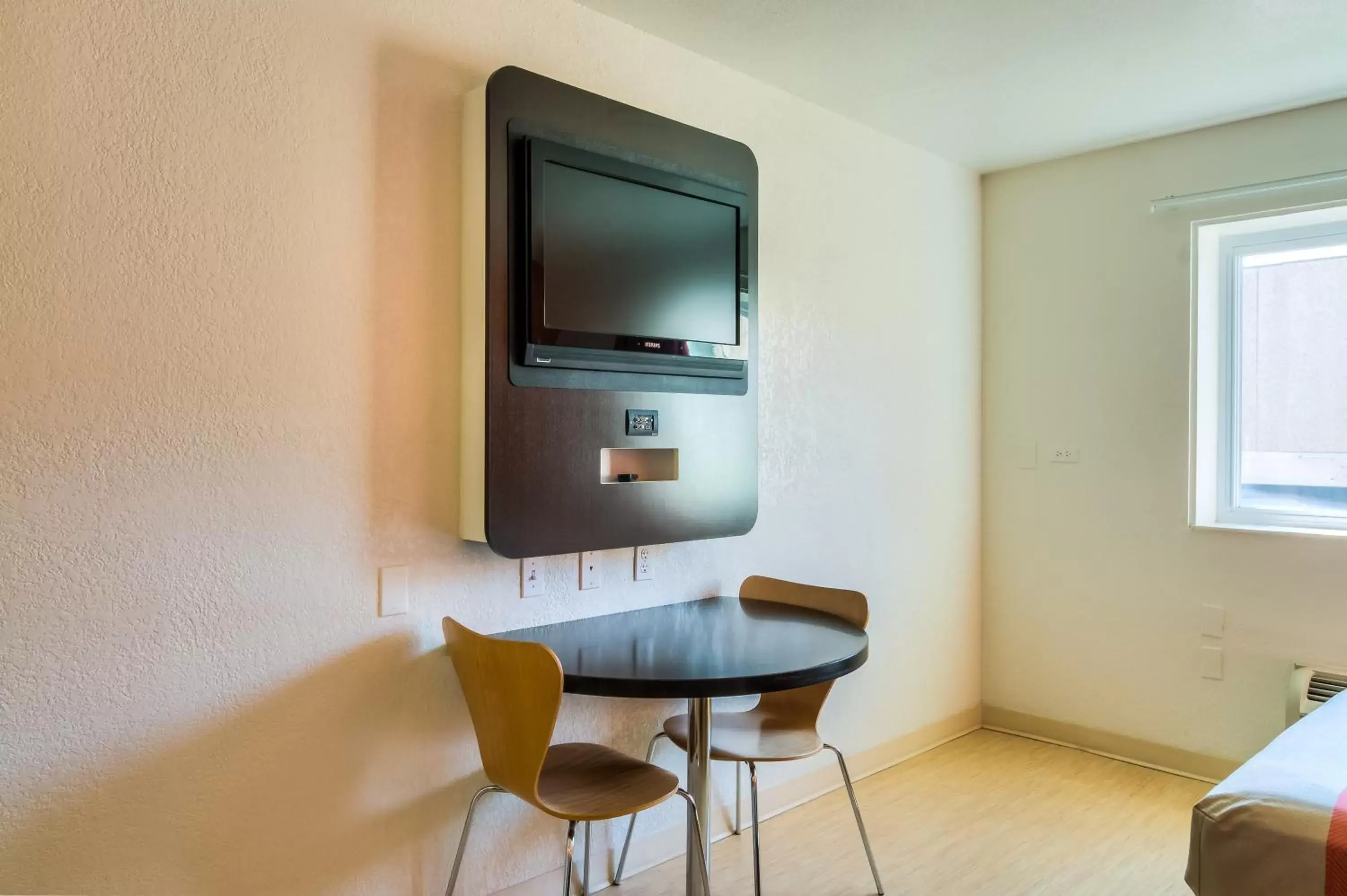 TV and multimedia, TV/Entertainment Center in Motel 6-Arlington Heights, IL - Chicago North Central