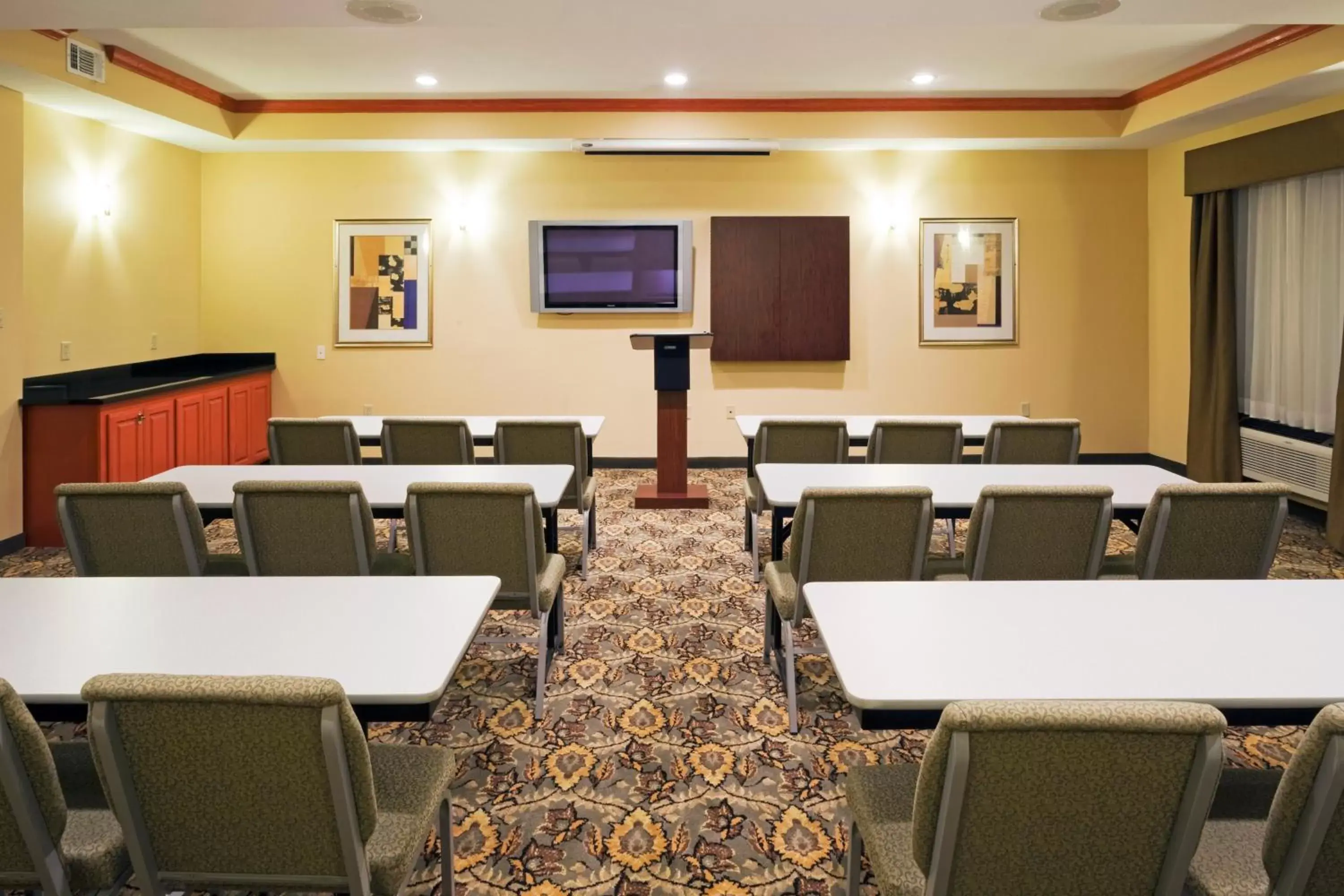 Meeting/conference room in Holiday Inn Express Hotel and Suites Fairfield-North, an IHG Hotel