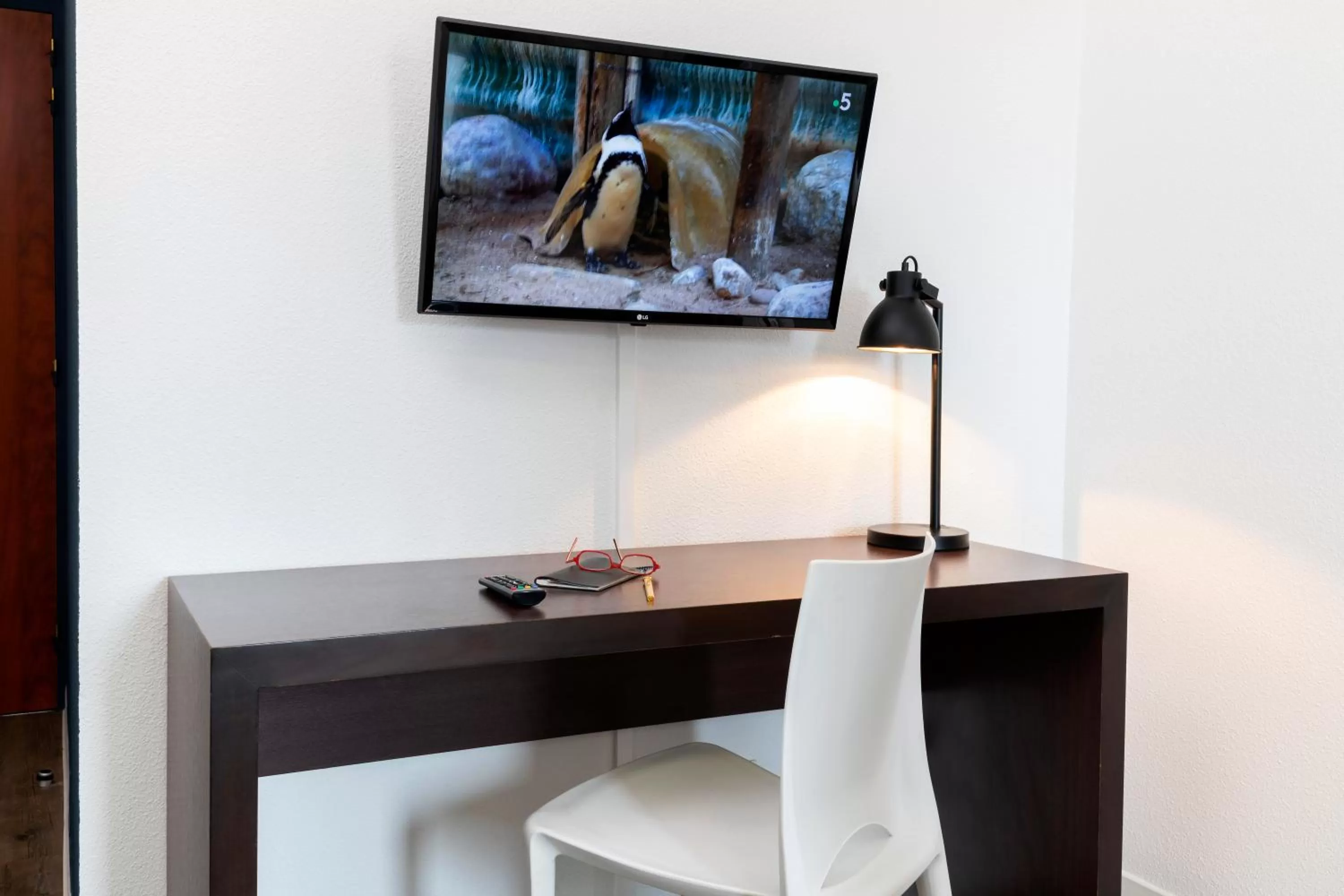 TV and multimedia in Ténéo Apparthotel Bordeaux - Gare Saint Jean