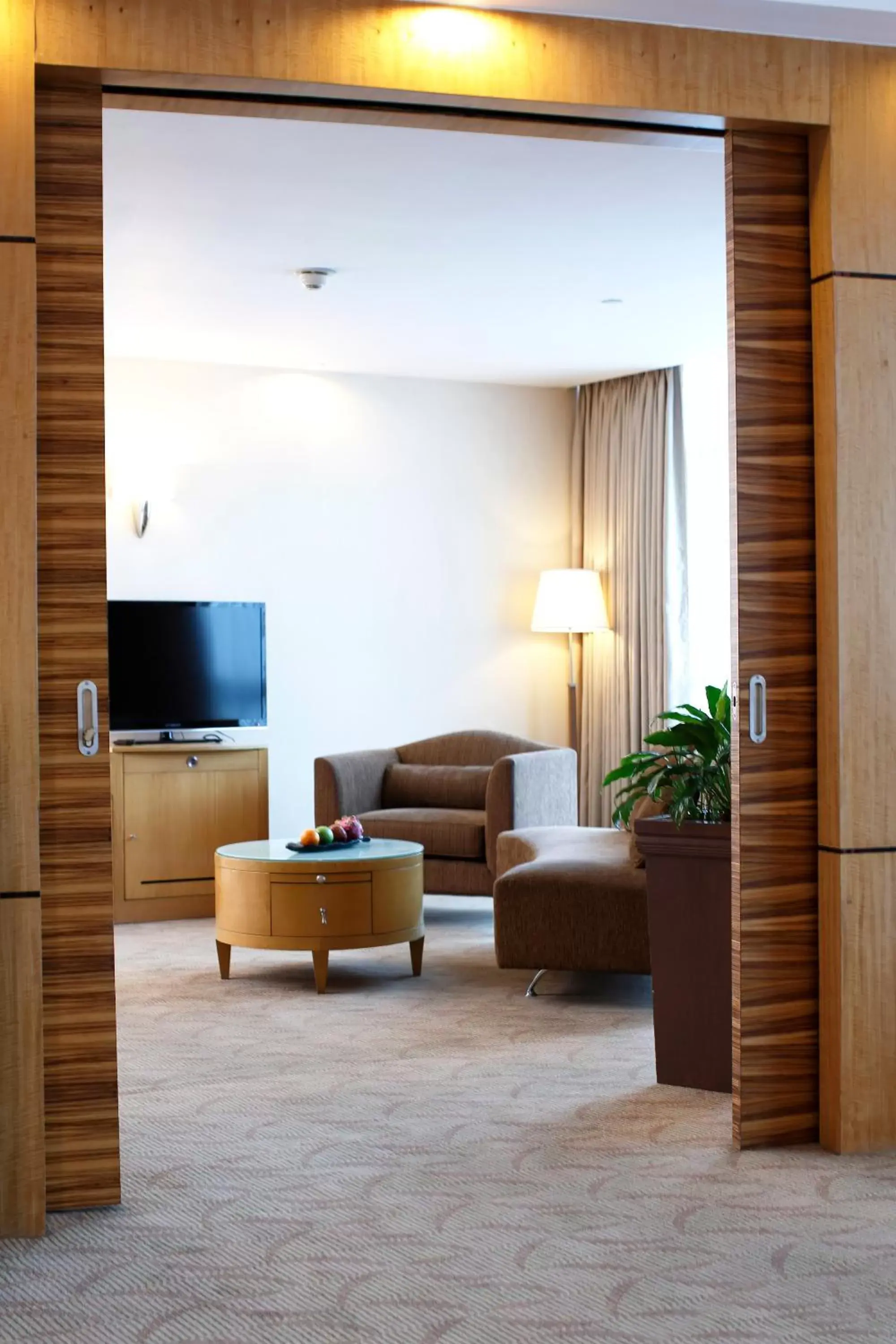 Living room, Seating Area in Crowne Plaza Manila Galleria, an IHG Hotel