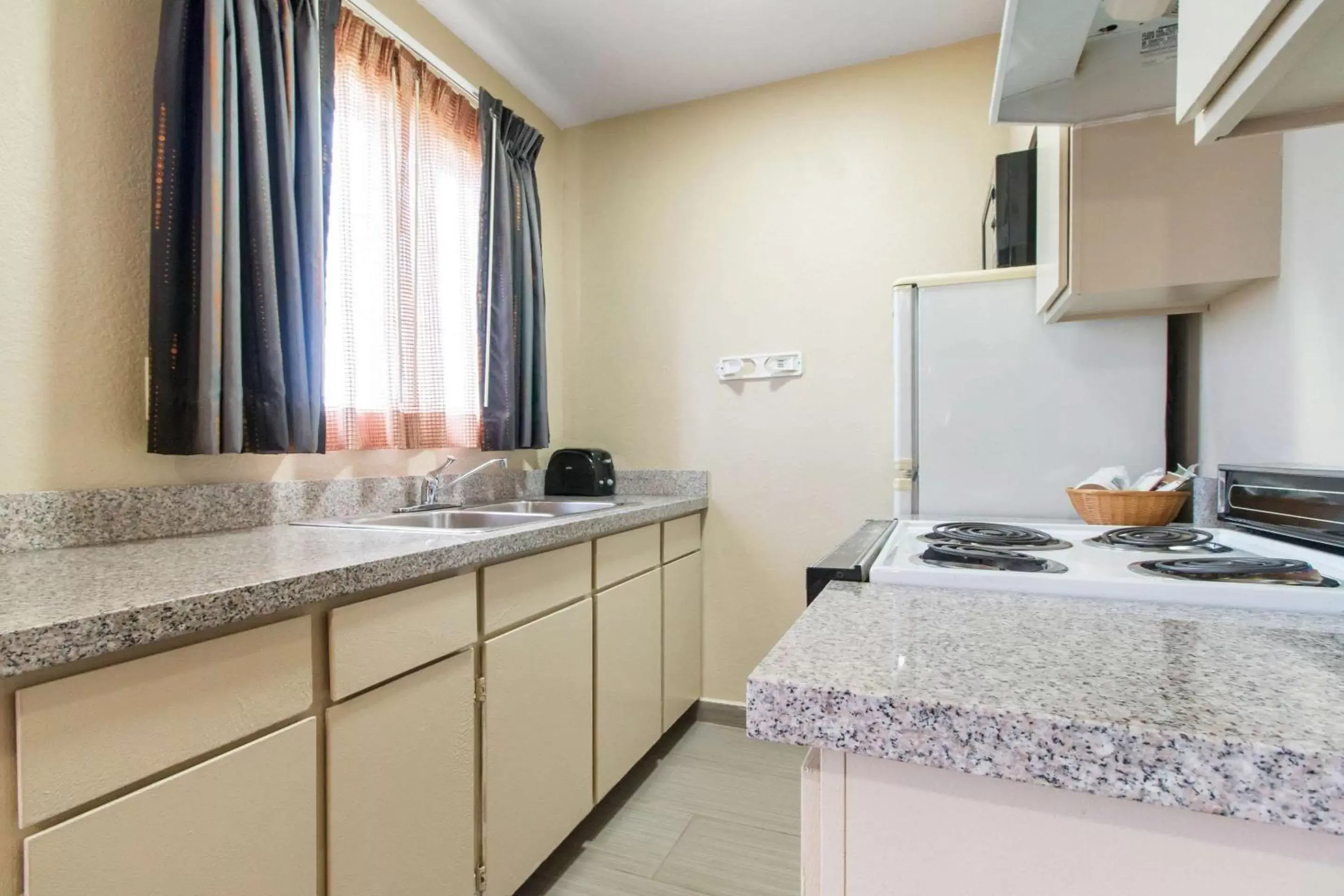 Photo of the whole room, Kitchen/Kitchenette in Quality Inn & Suites Redwood Coast