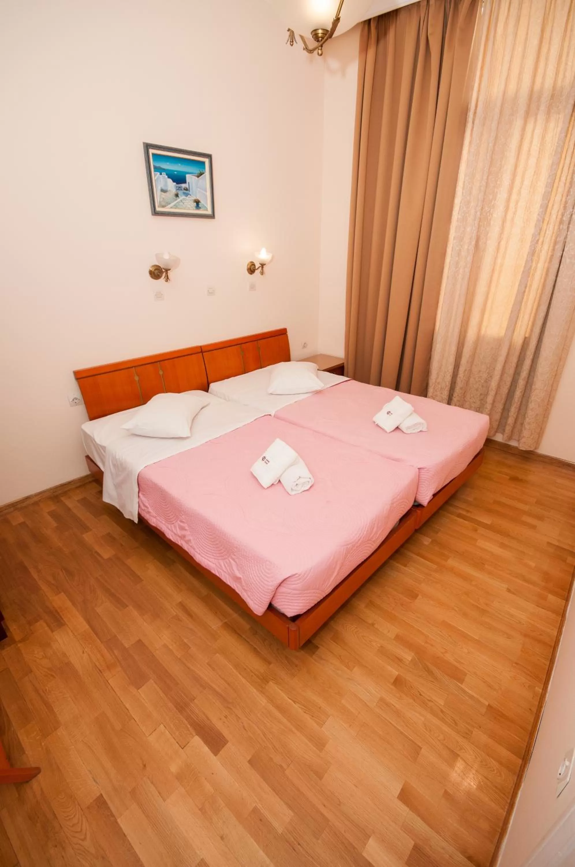 Photo of the whole room, Bed in Cecil Hotel