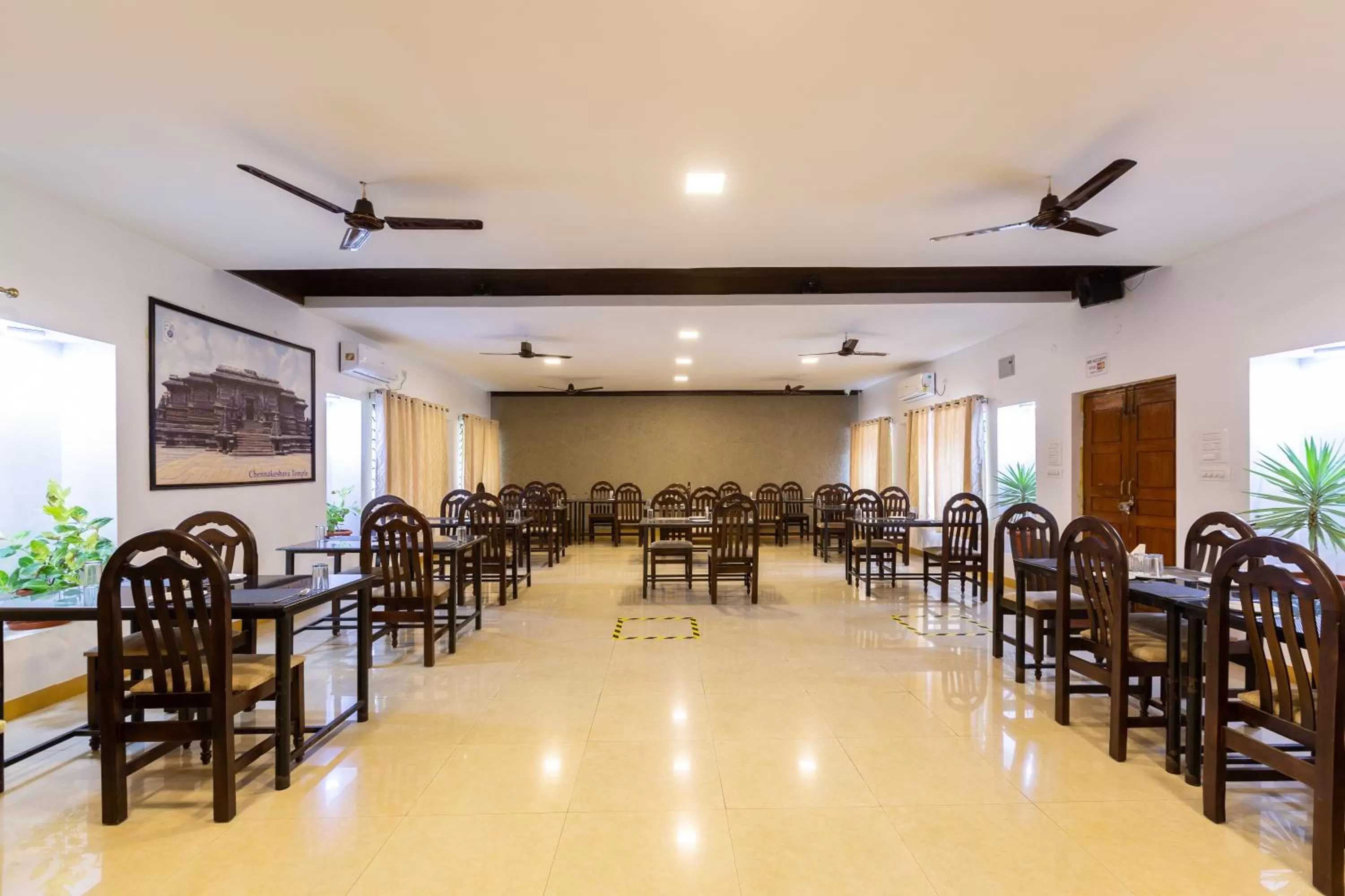 Restaurant/places to eat in KSTDC Hotel Mayura Velapuri Belur