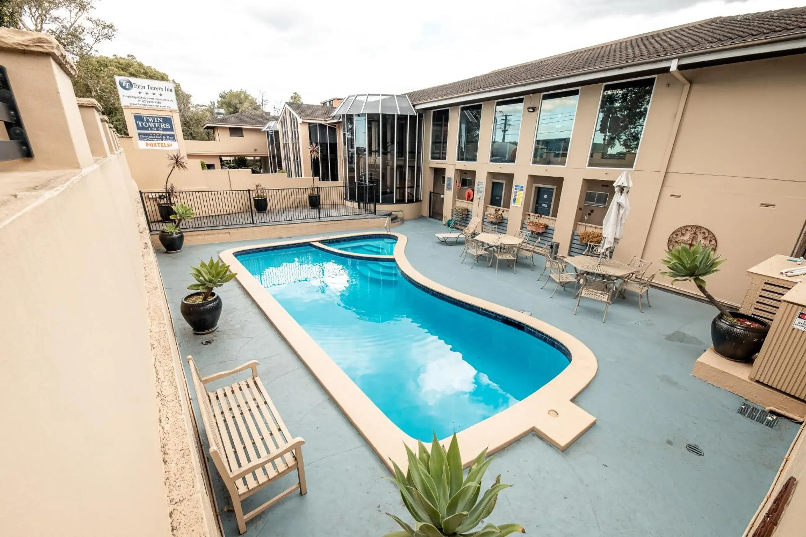 Property building, Pool View in Twin Towers Inn