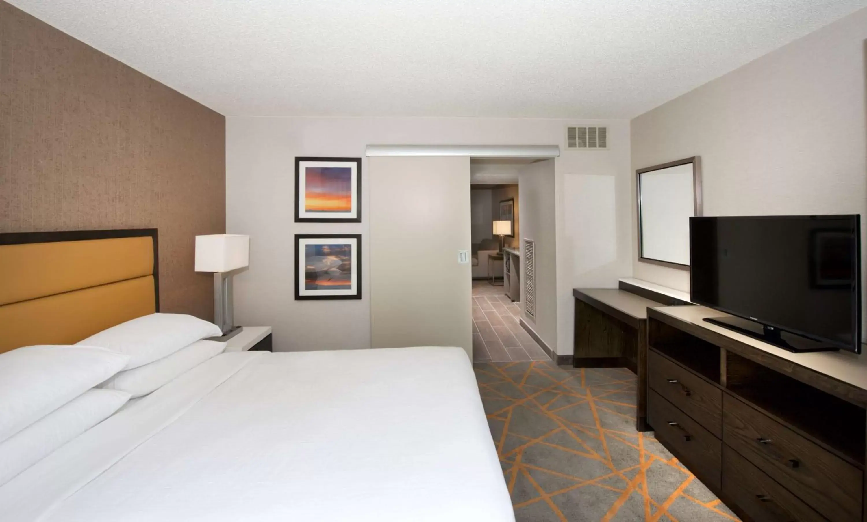 Photo of the whole room, Bed in Embassy Suites by Hilton Cincinnati Northeast - Blue Ash