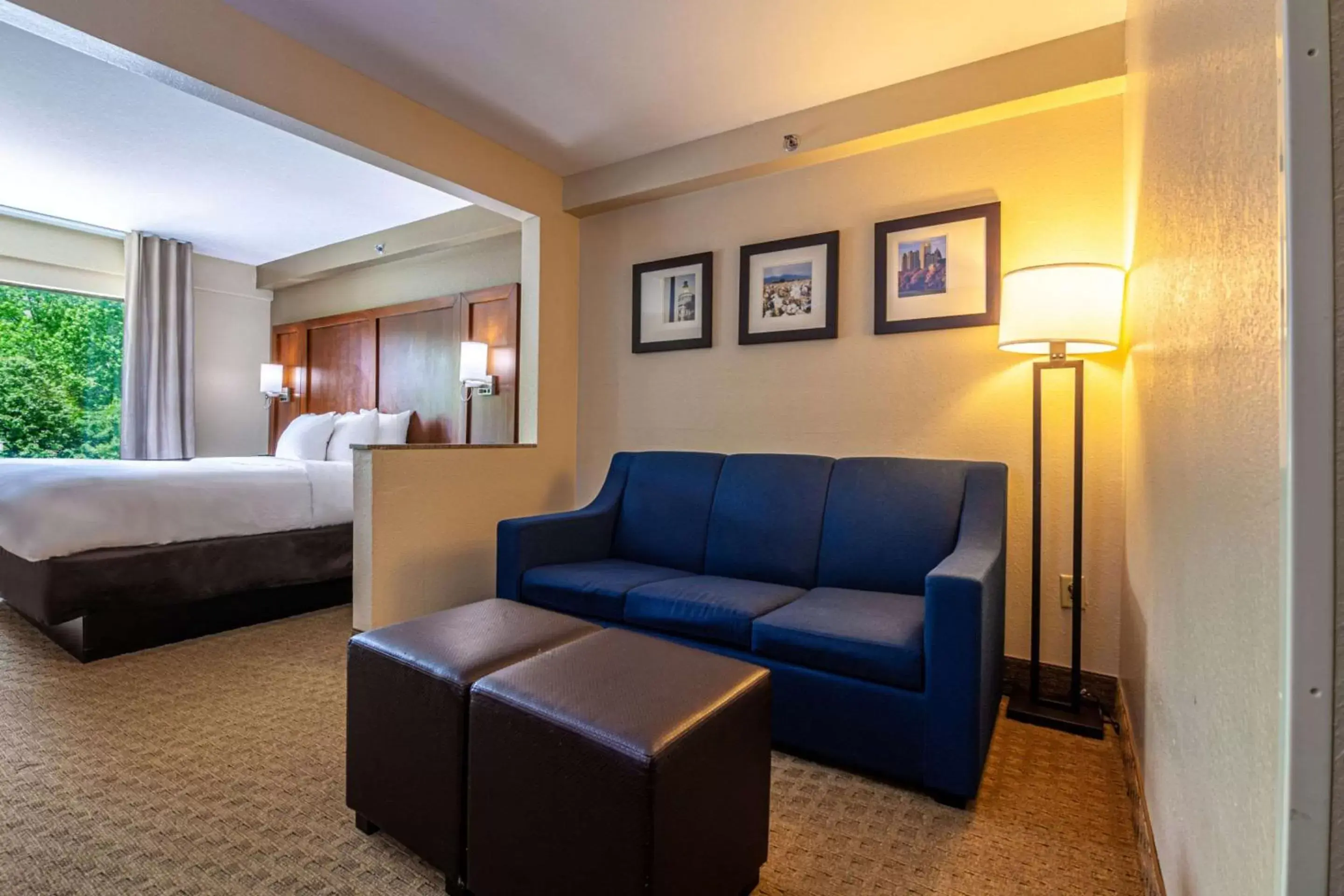 Bedroom, Seating Area in Comfort Suites Morrow- Atlanta South