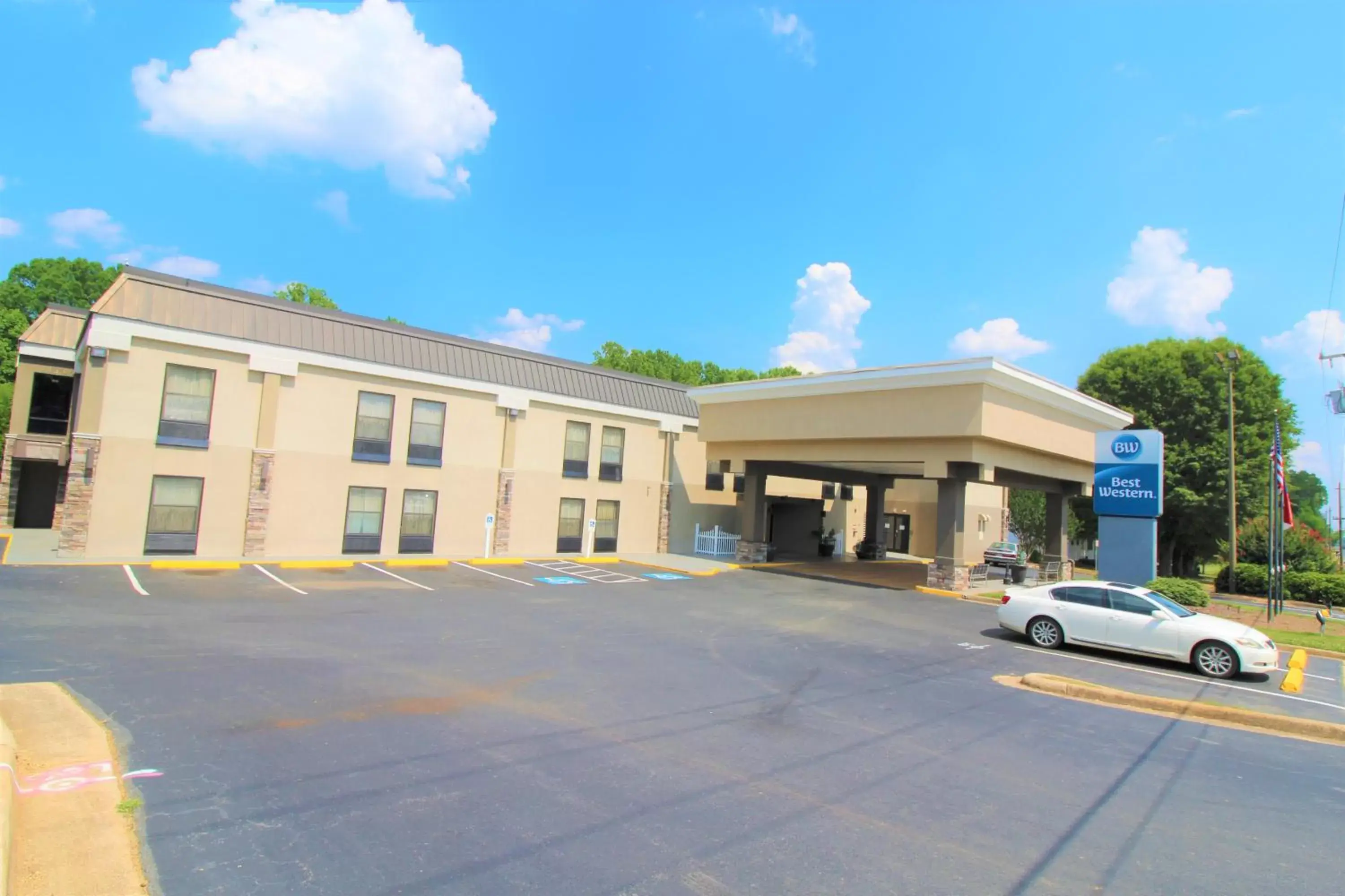 Facade/entrance, Property Building in Best Western Albemarle Inn