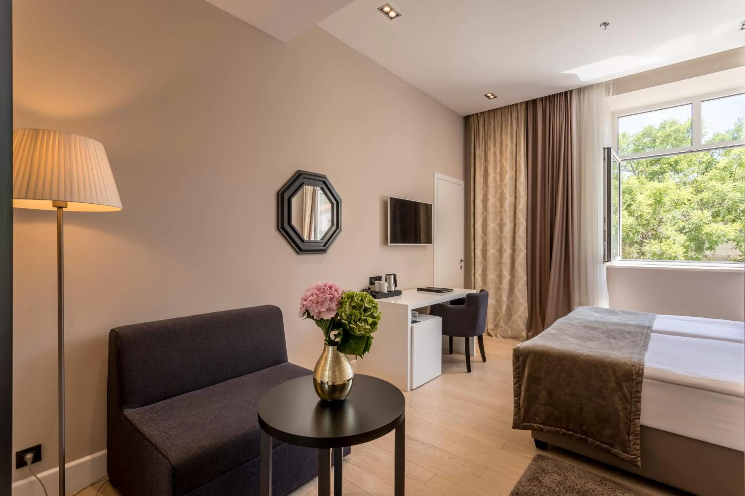 TV and multimedia, Bed in Cornaro Hotel