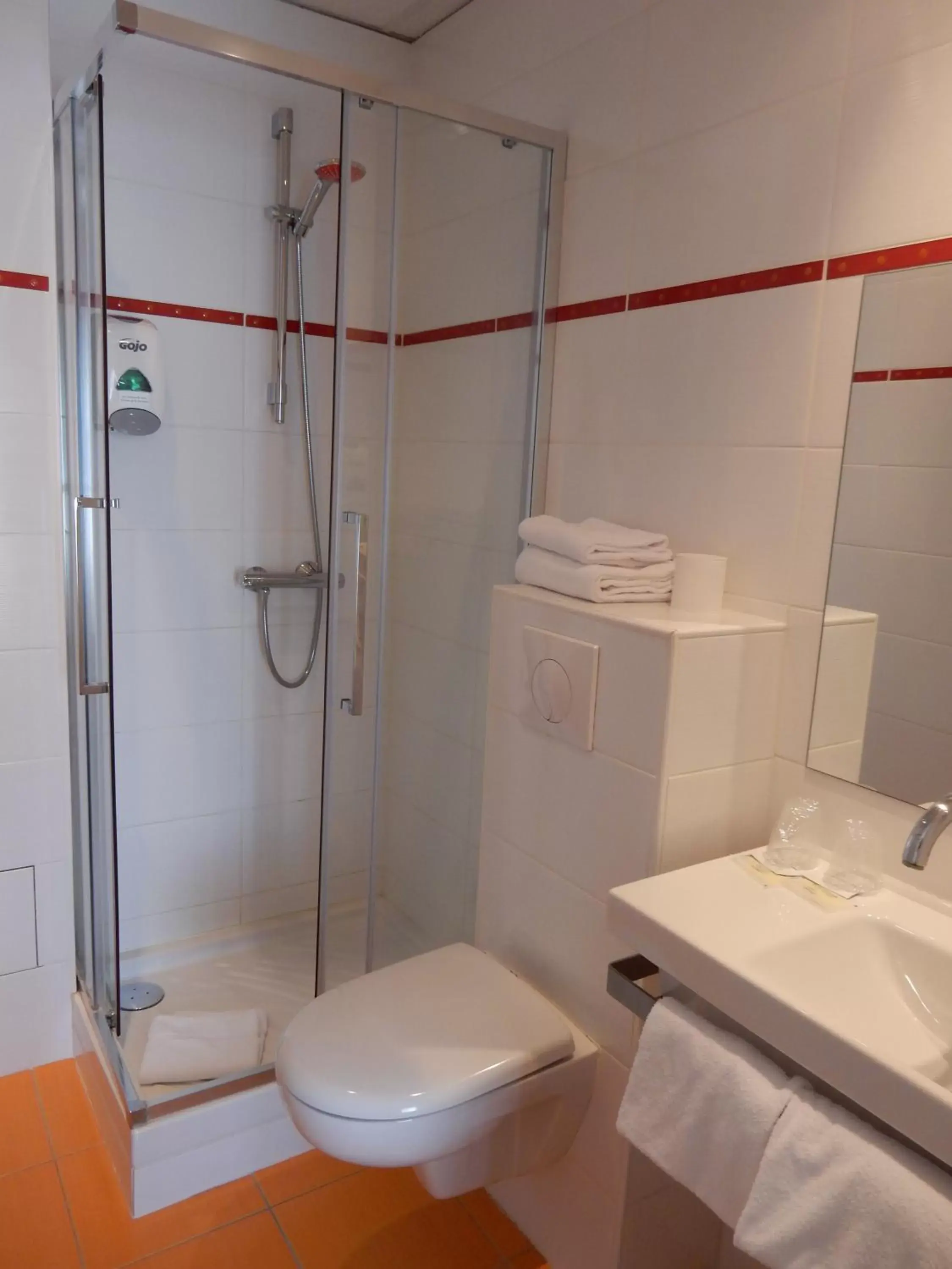 Bathroom in le paris brest hotel