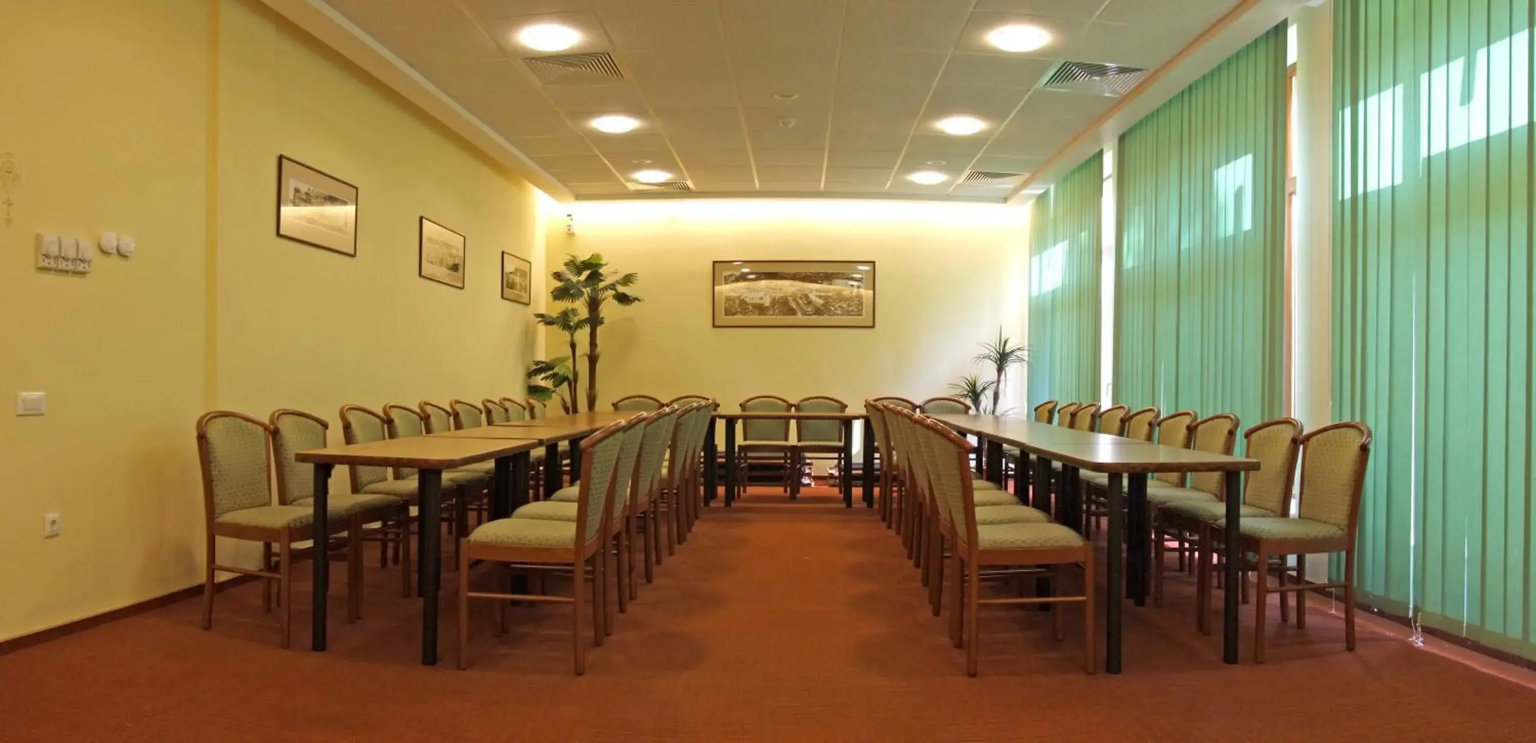 Meeting/conference room, Restaurant/Places to Eat in Hotel Brasov
