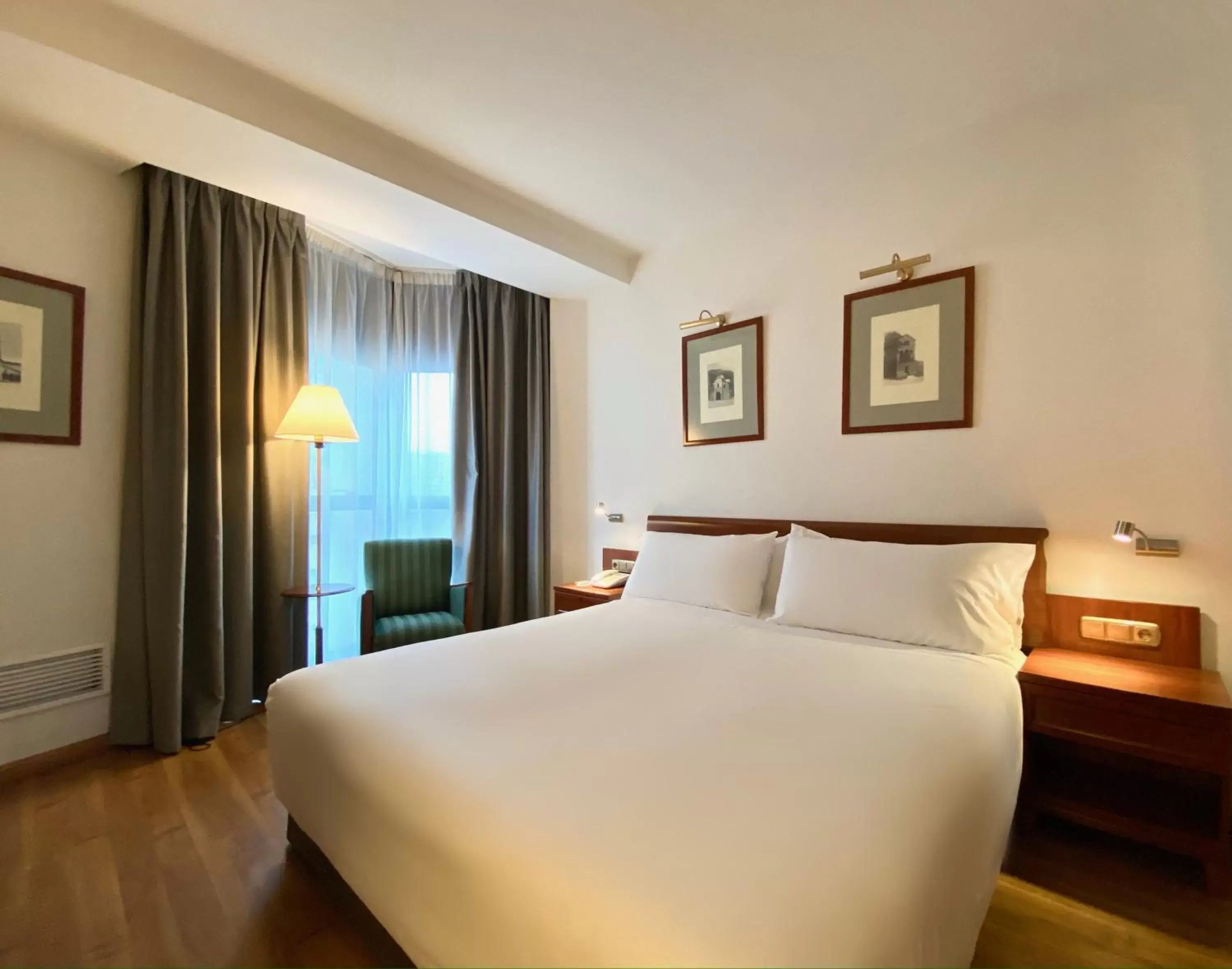 Street view, Bed in Hotel Zentral Gijón Rey Pelayo Street view, Bed in Hotel Zentral Gijón Rey Pelayo