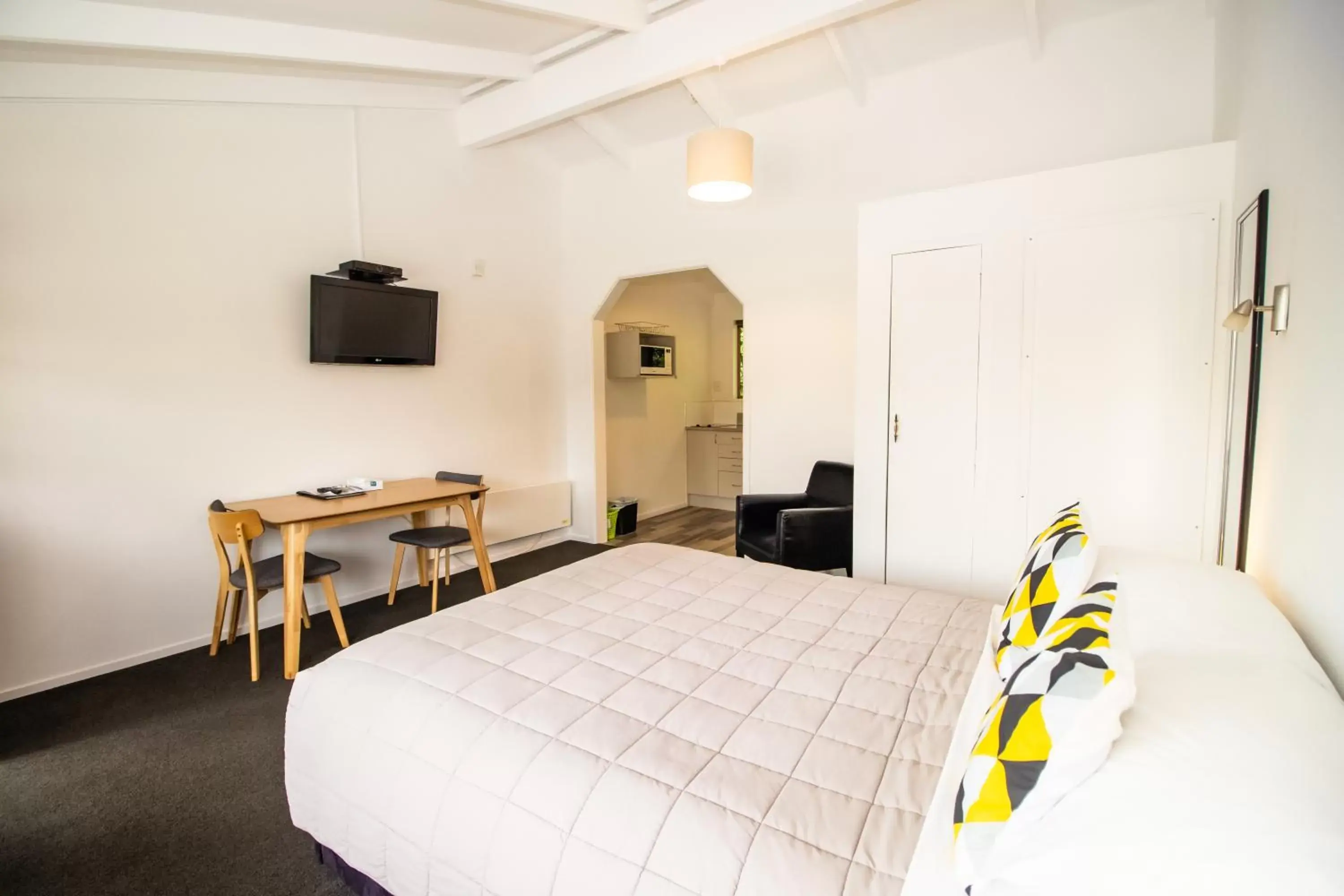 Living room, Bed in Colonial Lodge Motel Living room, Bed in Colonial Lodge Motel