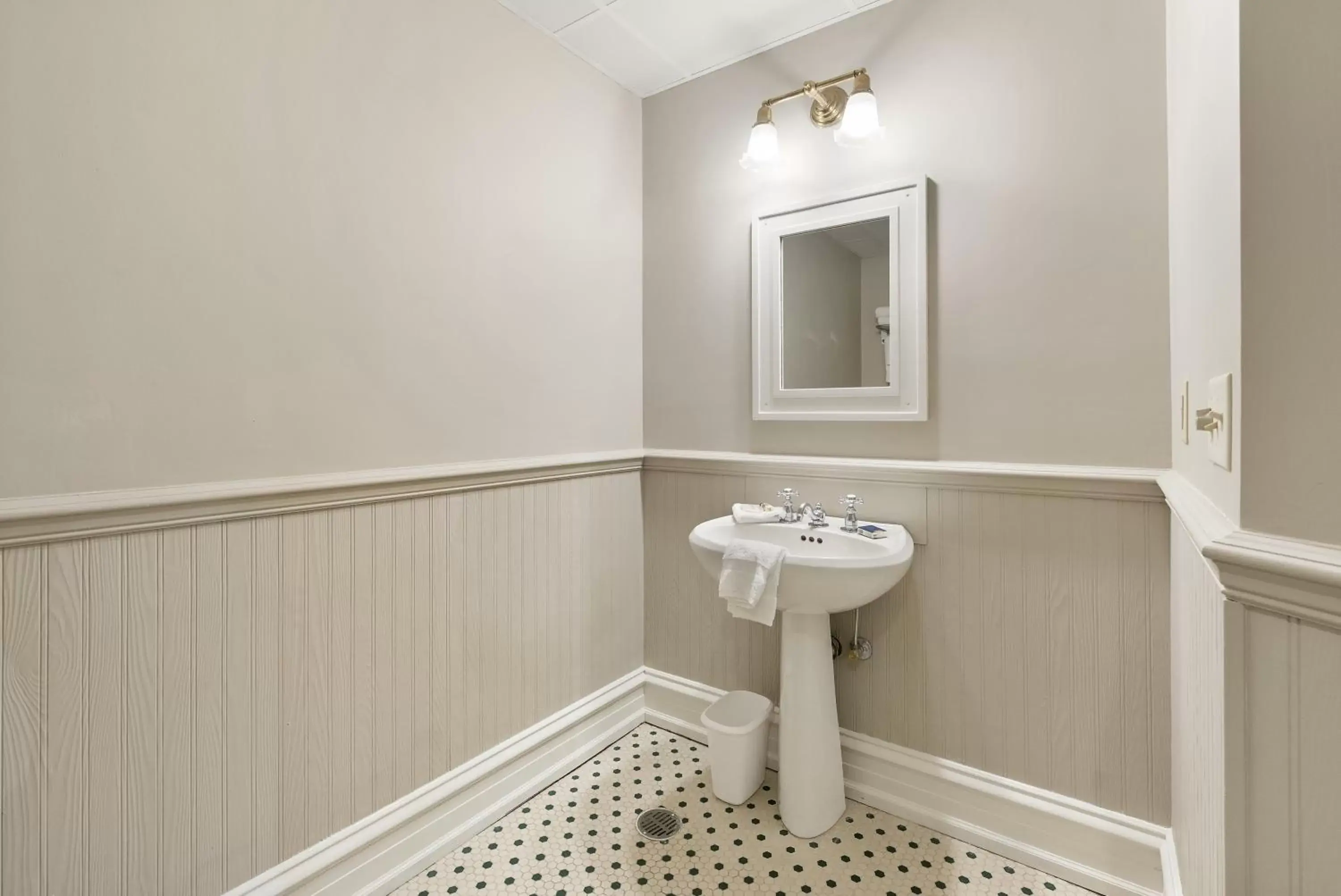 Bathroom in The Audubon Inn LLC