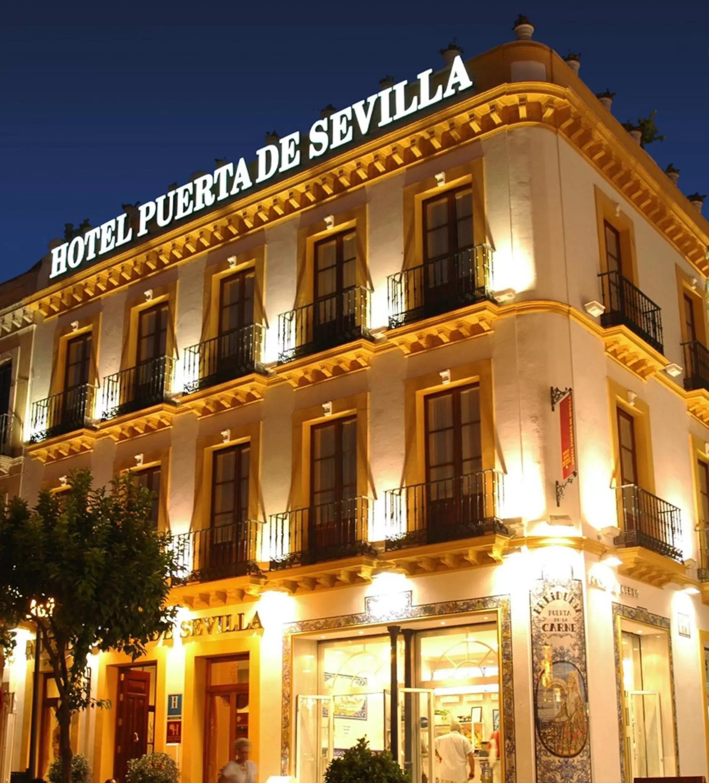 Facade/entrance, Property Building in Basic Hotel Puerta de Sevilla
