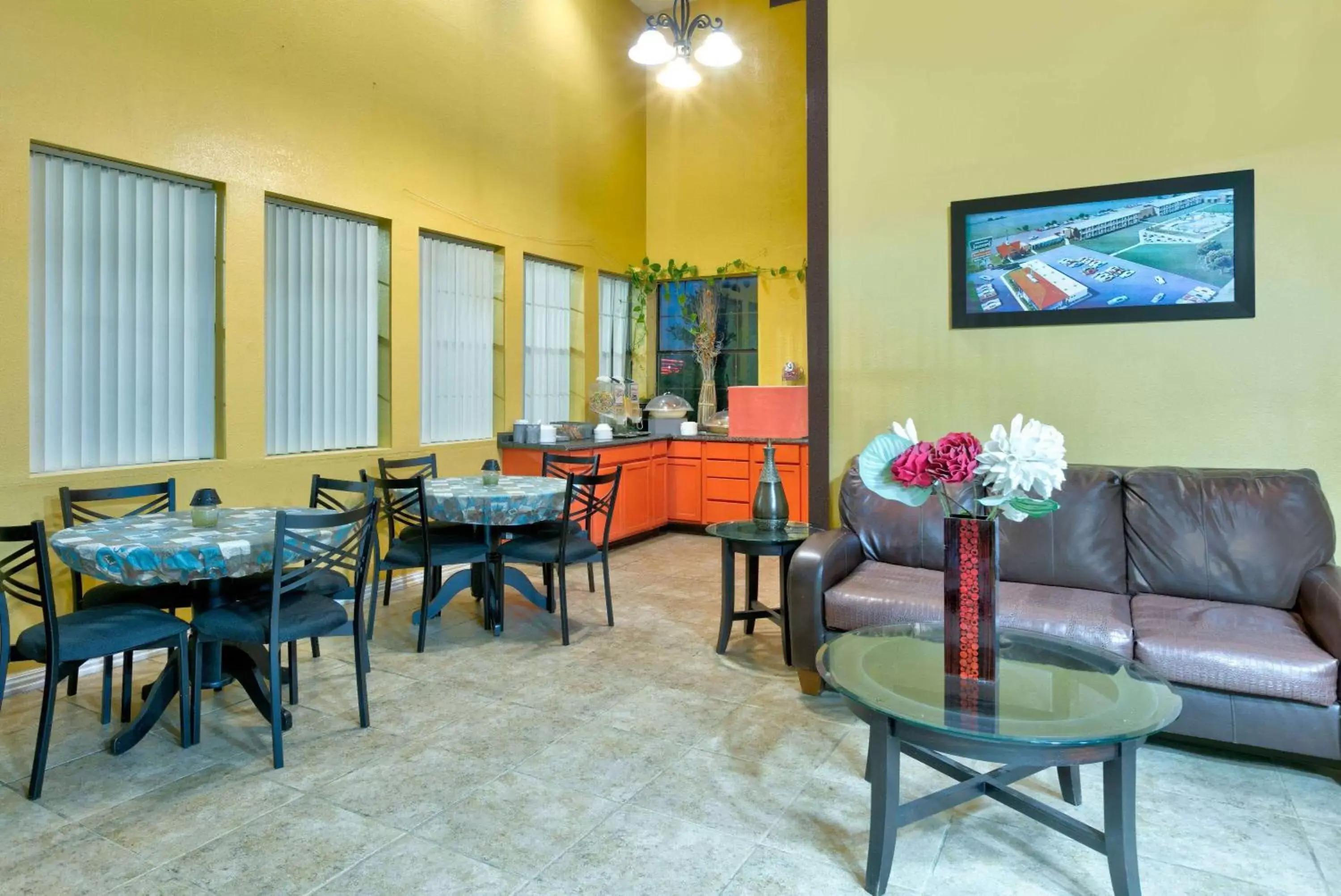 Lobby or reception in Howard Johnson by Wyndham San Marcos Lobby or reception in Howard Johnson by Wyndham San Marcos