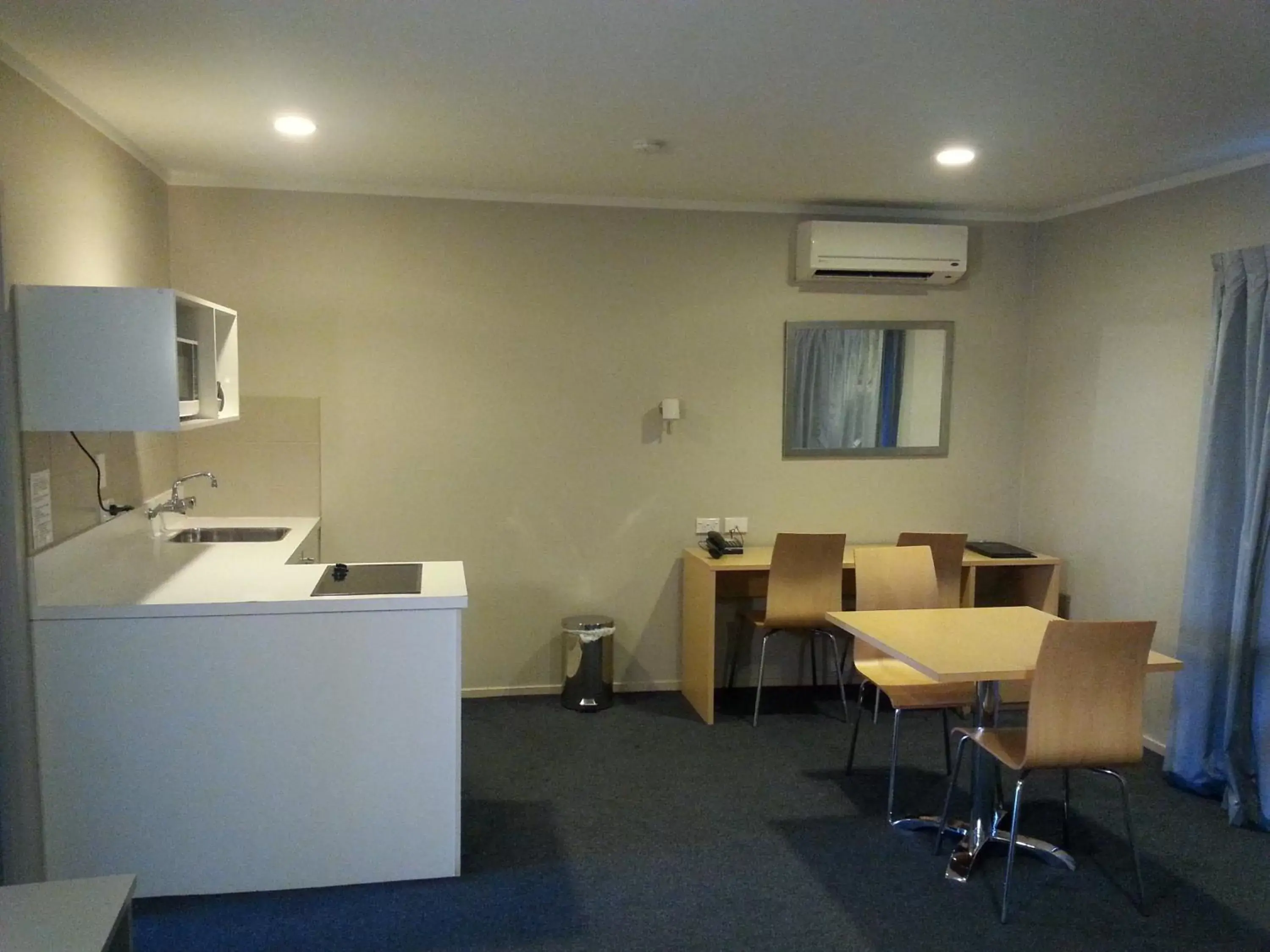 Kitchen or kitchenette in Manukau Motor Lodge