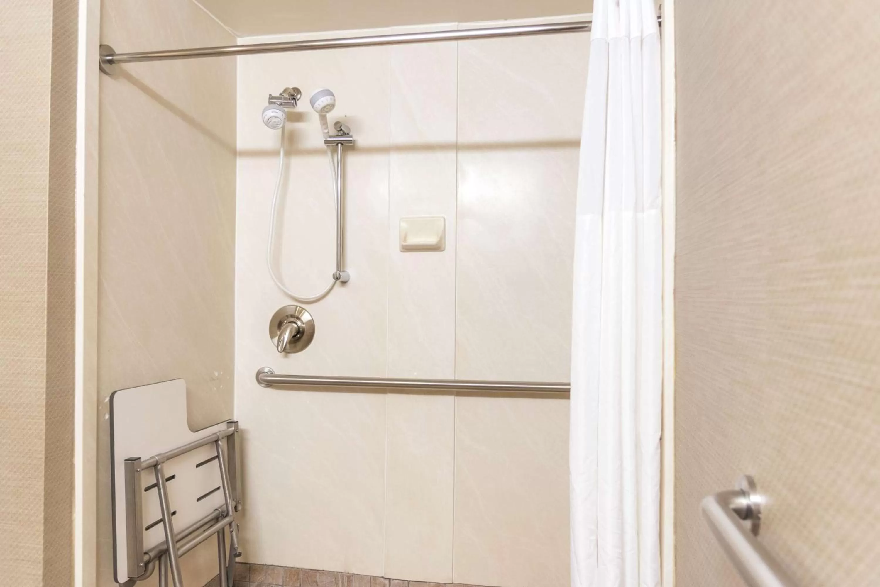 Bathroom in Hampton Inn Muskegon