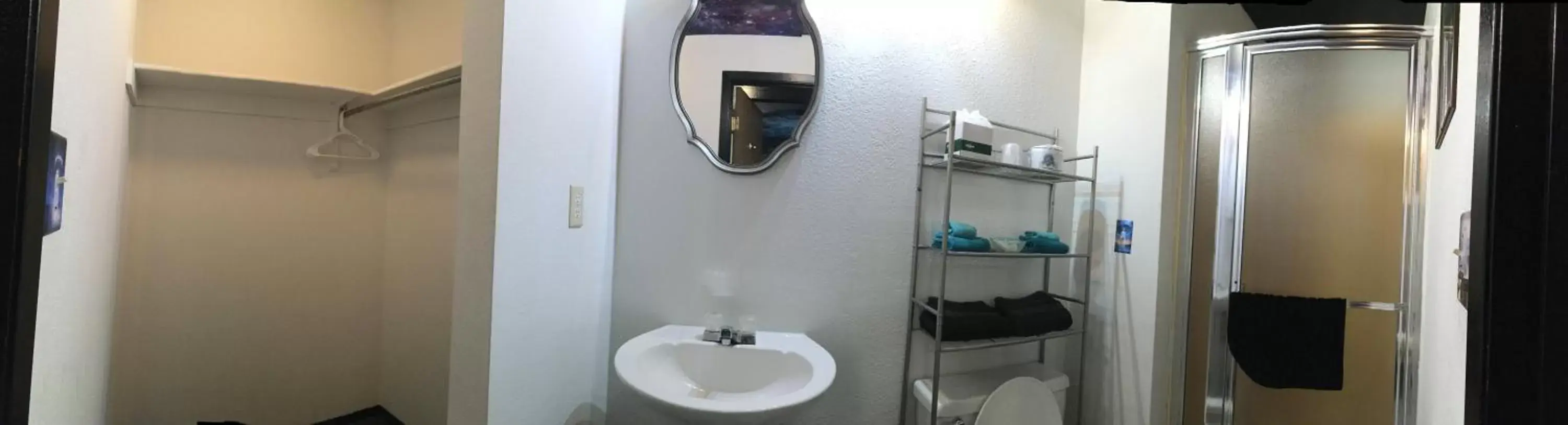 Shower, Bathroom in Sunset View Inn L.L.C