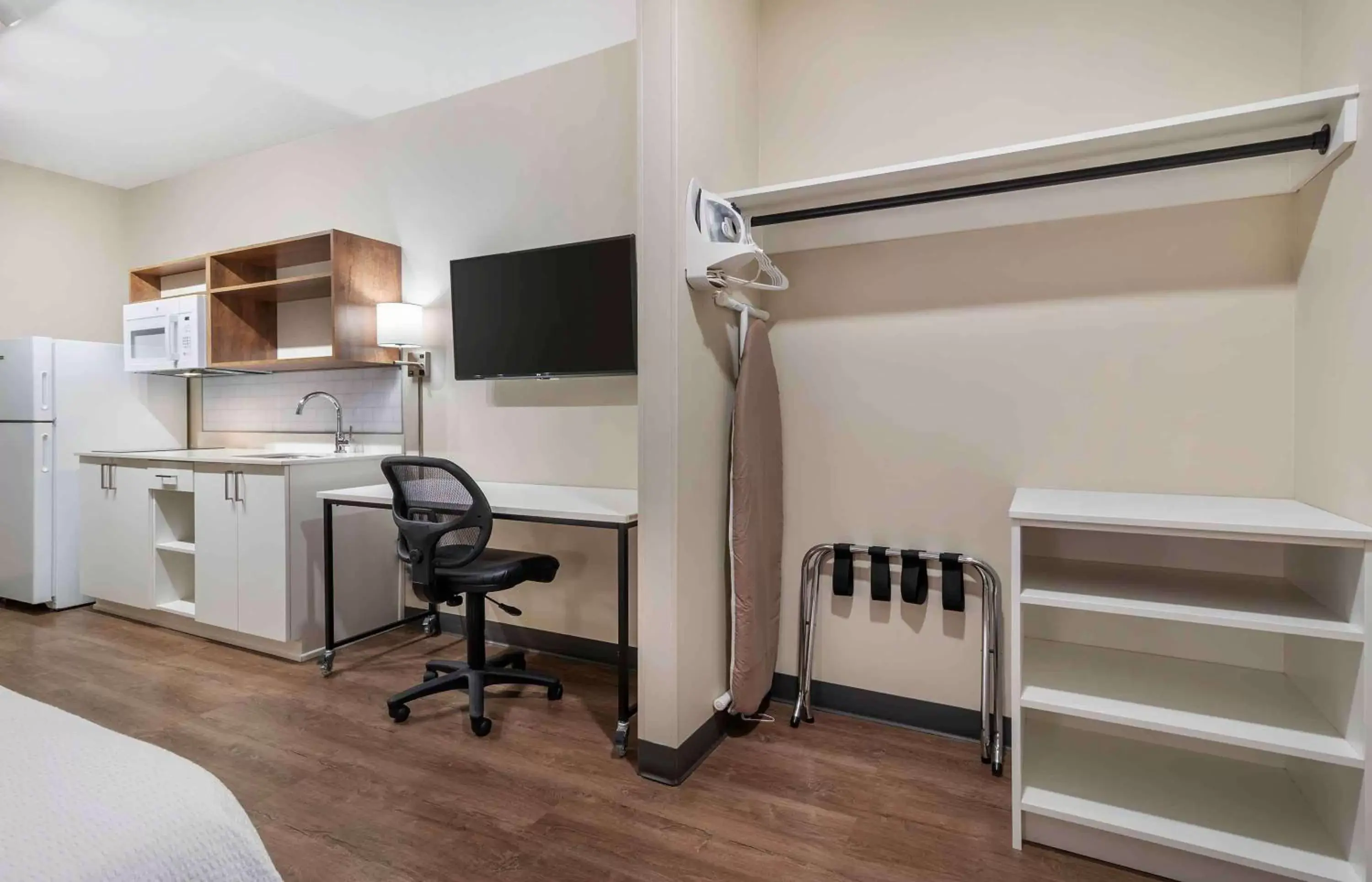 Bedroom, TV/Entertainment Center in Extended Stay America Premier Suites - Atlanta - Newnan