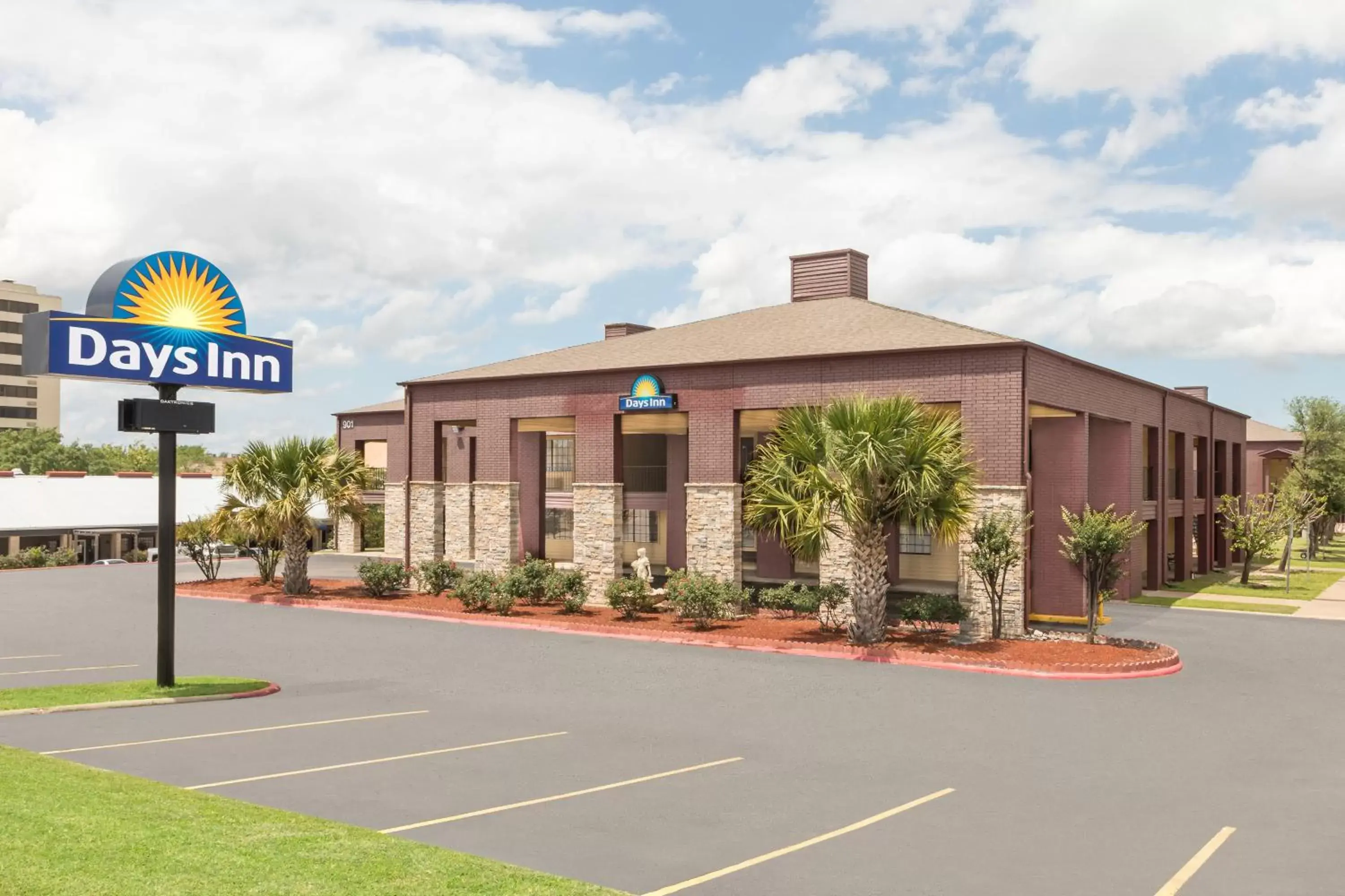 Facade/entrance, Property Building in Days Inn by Wyndham College Station University Drive