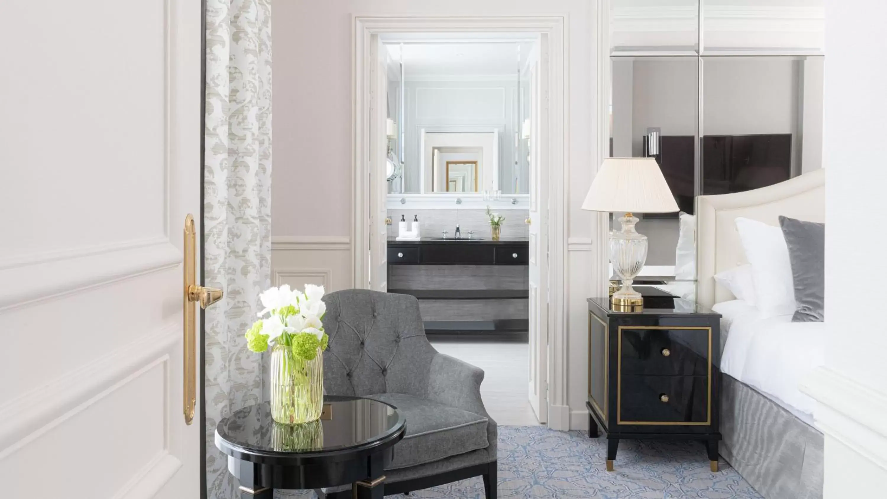 Photo of the whole room, Kitchen/Kitchenette in InterContinental Paris Le Grand, an IHG Hotel