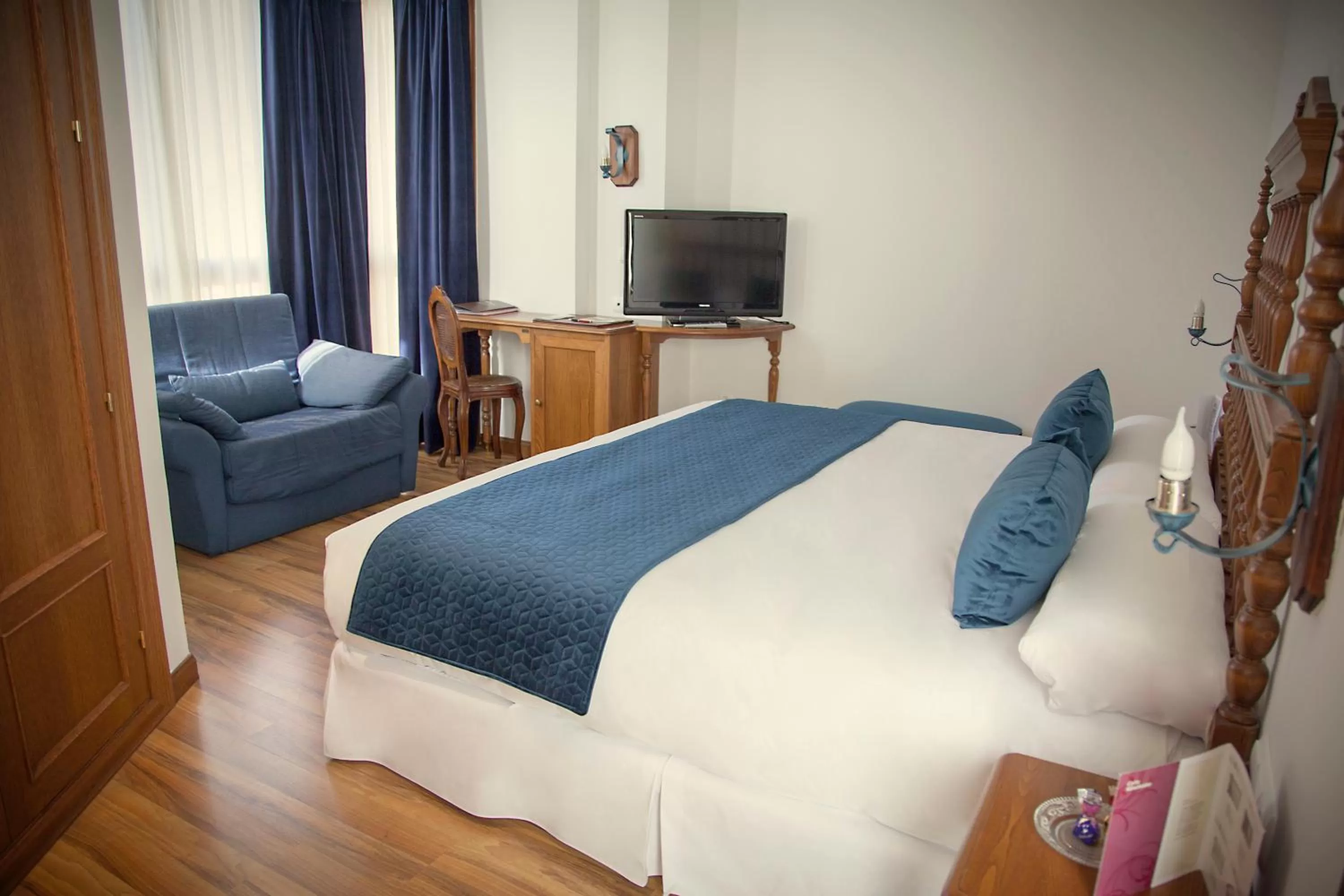 Bedroom, Bed in Palacio Azcárate Hotel