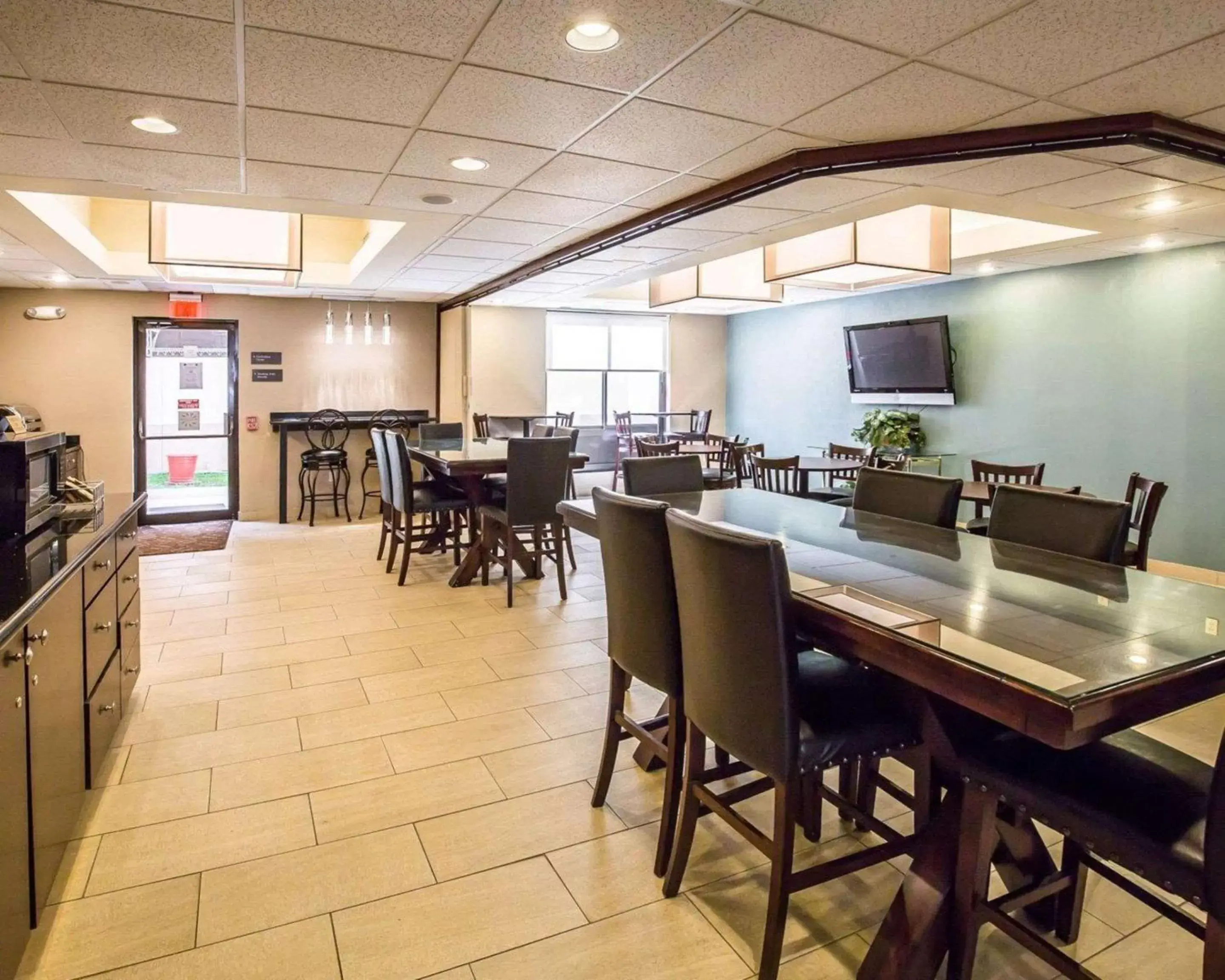 Restaurant/Places to Eat in Comfort Suites Stafford Near Sugarland