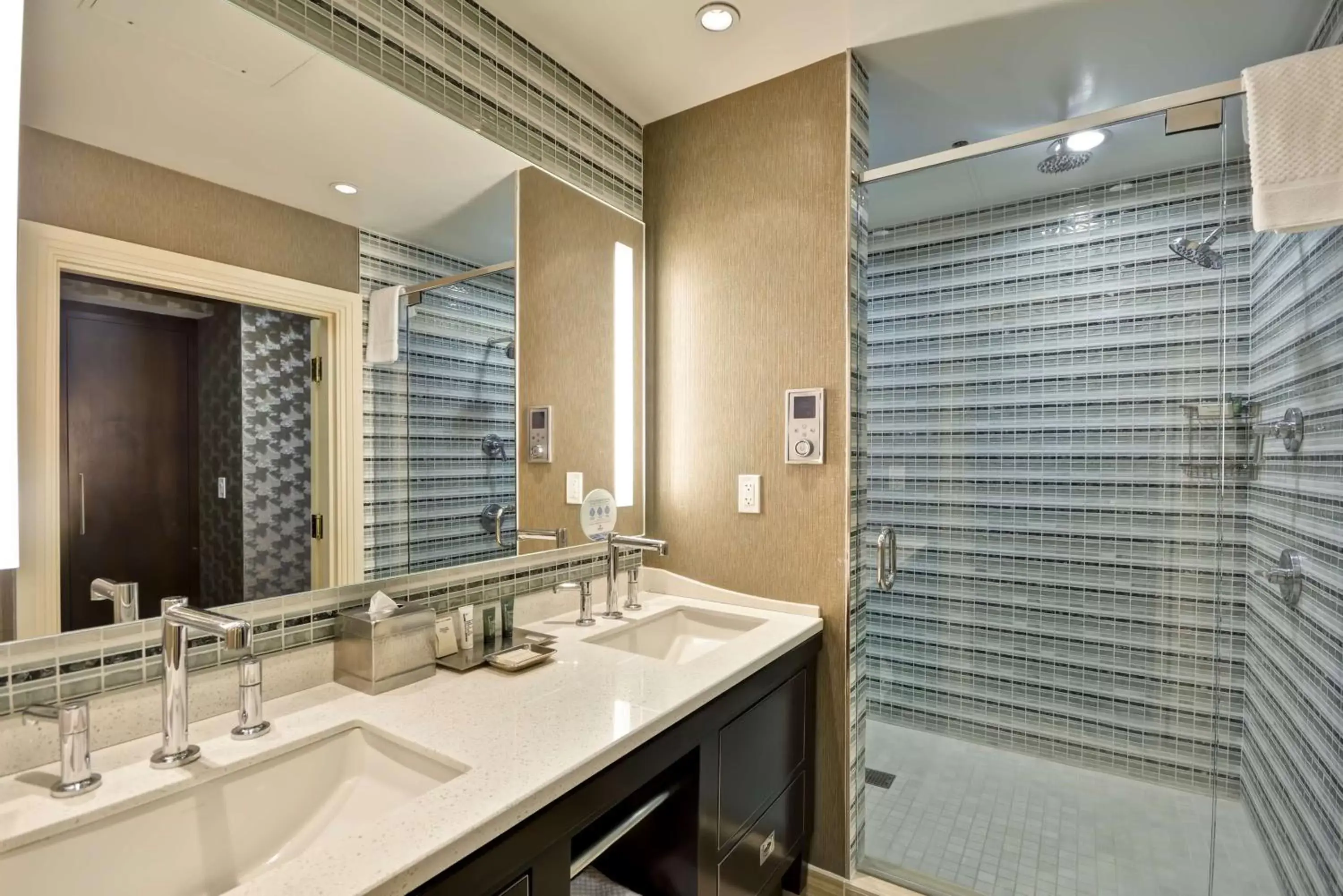 Bathroom in Hilton Checkers Los Angeles