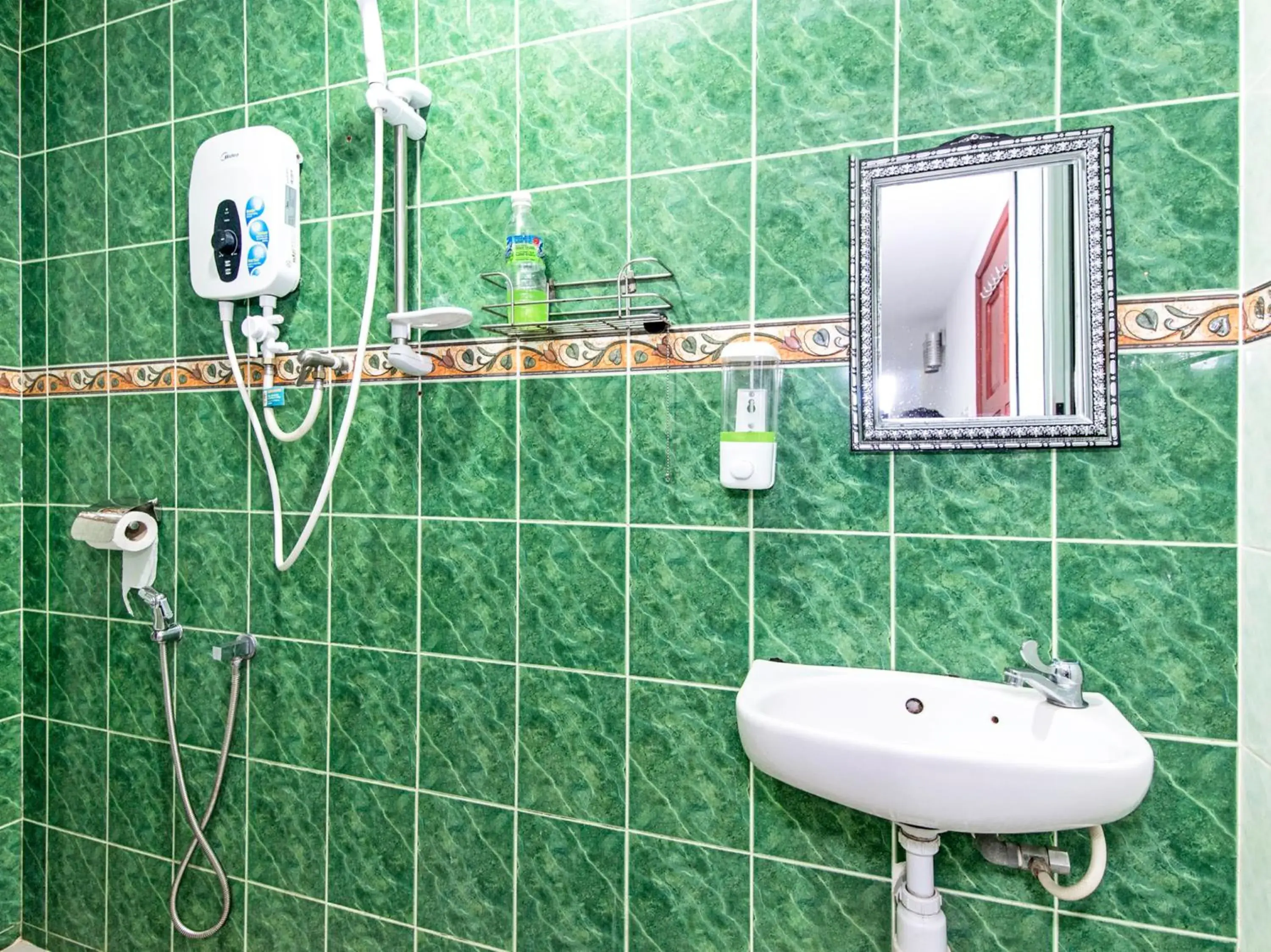 Bathroom in OYO 321 Hotel D'Elegant