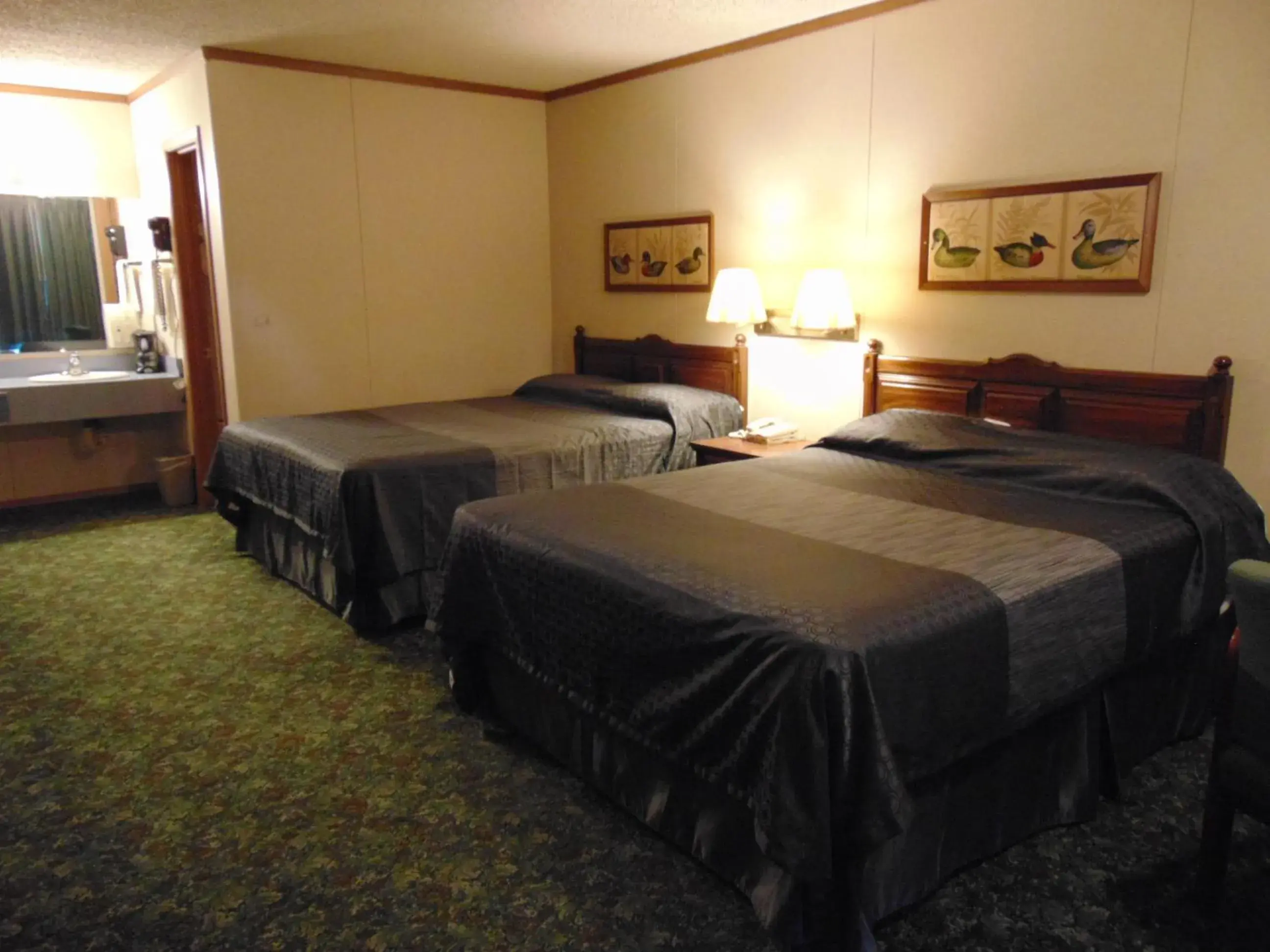 Bed in Heritage House Inn