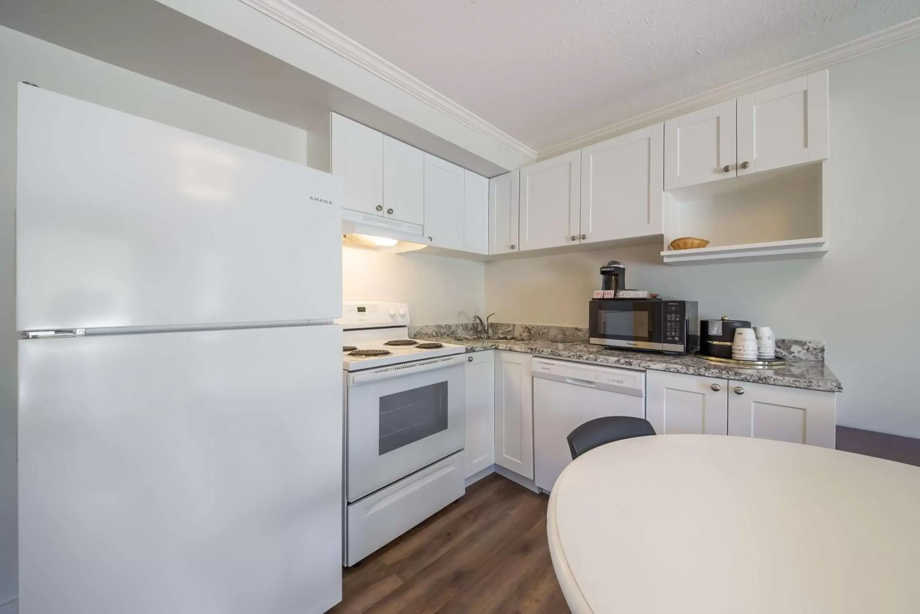 Photo of the whole room, Kitchen/Kitchenette in SureStay Hotel by Best Western Rossland Red Mountain