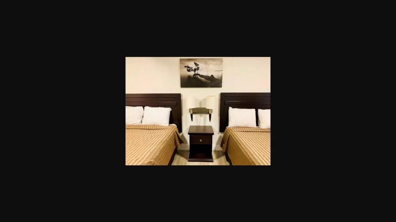 Bed in Traveler's Motel Penticton