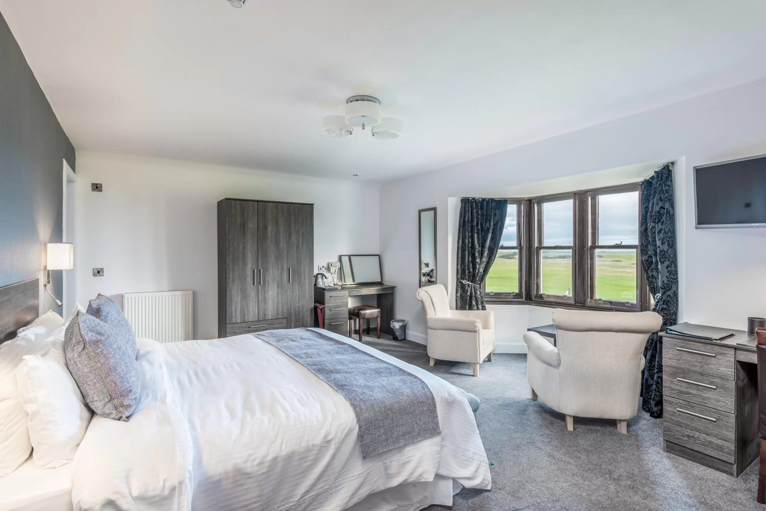 Bed in Grey Harlings Rooms