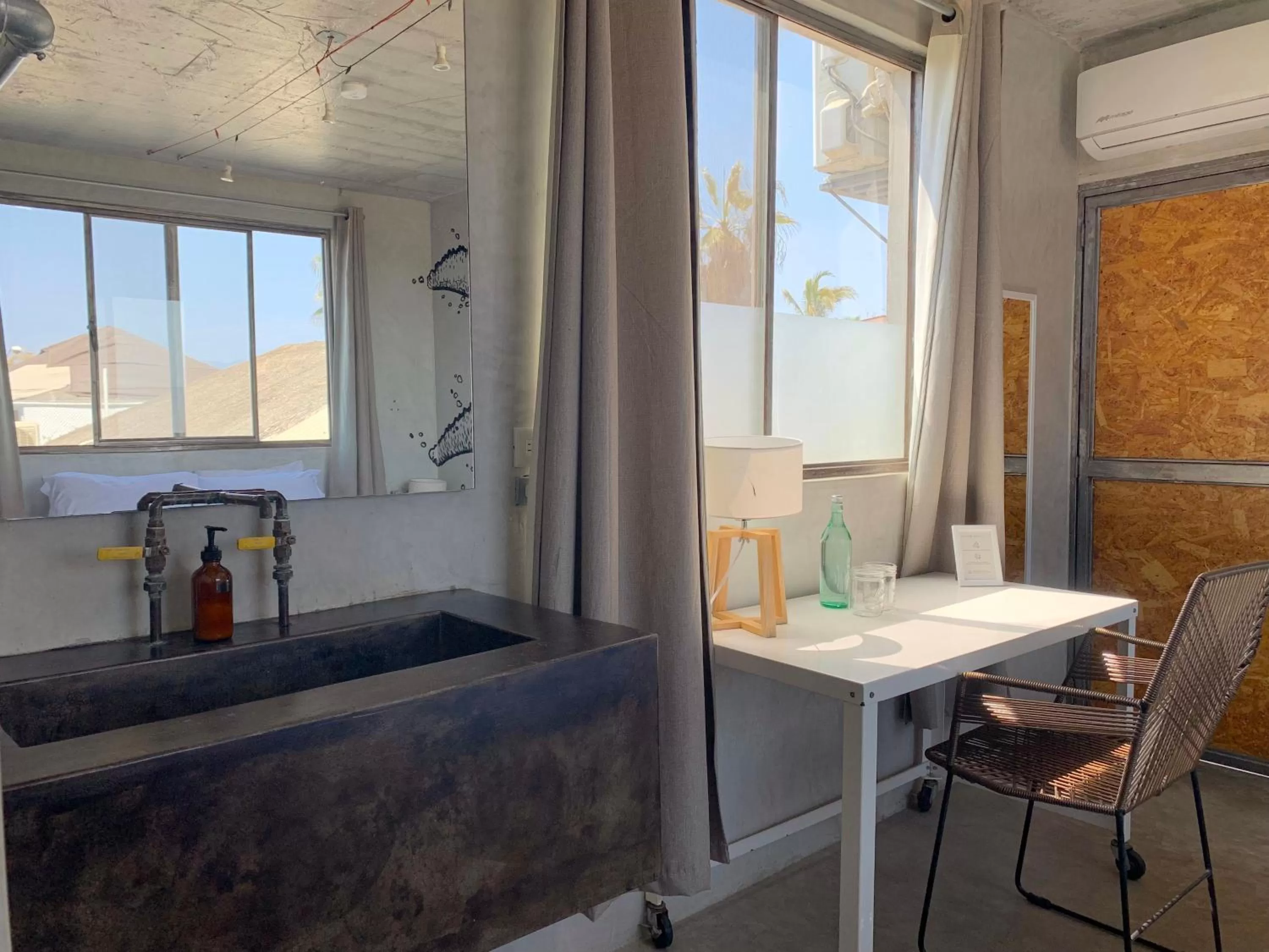 Seating area, Bathroom in Perro Surfero Hotel