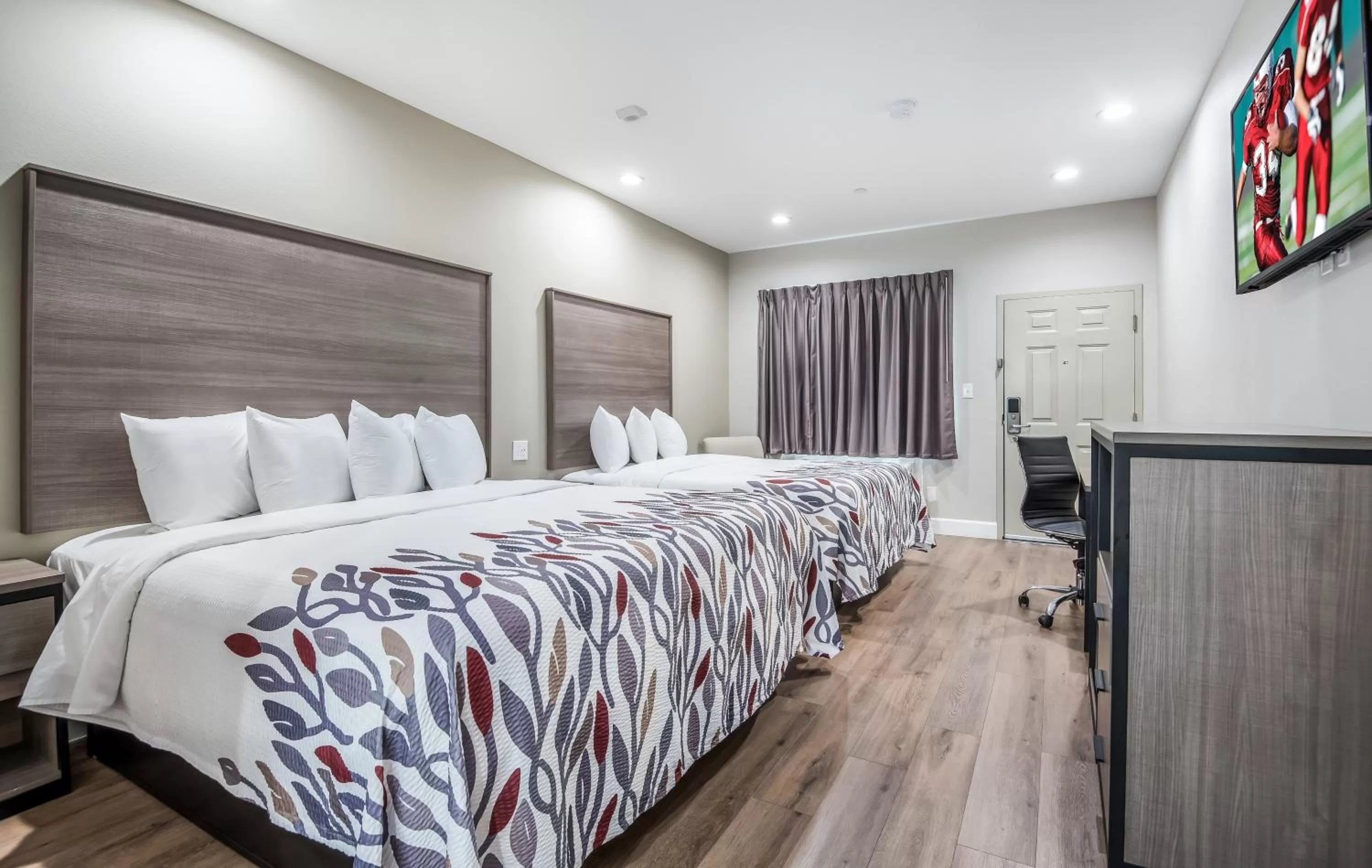 Photo of the whole room, Bed in Red Roof Inn Baytown