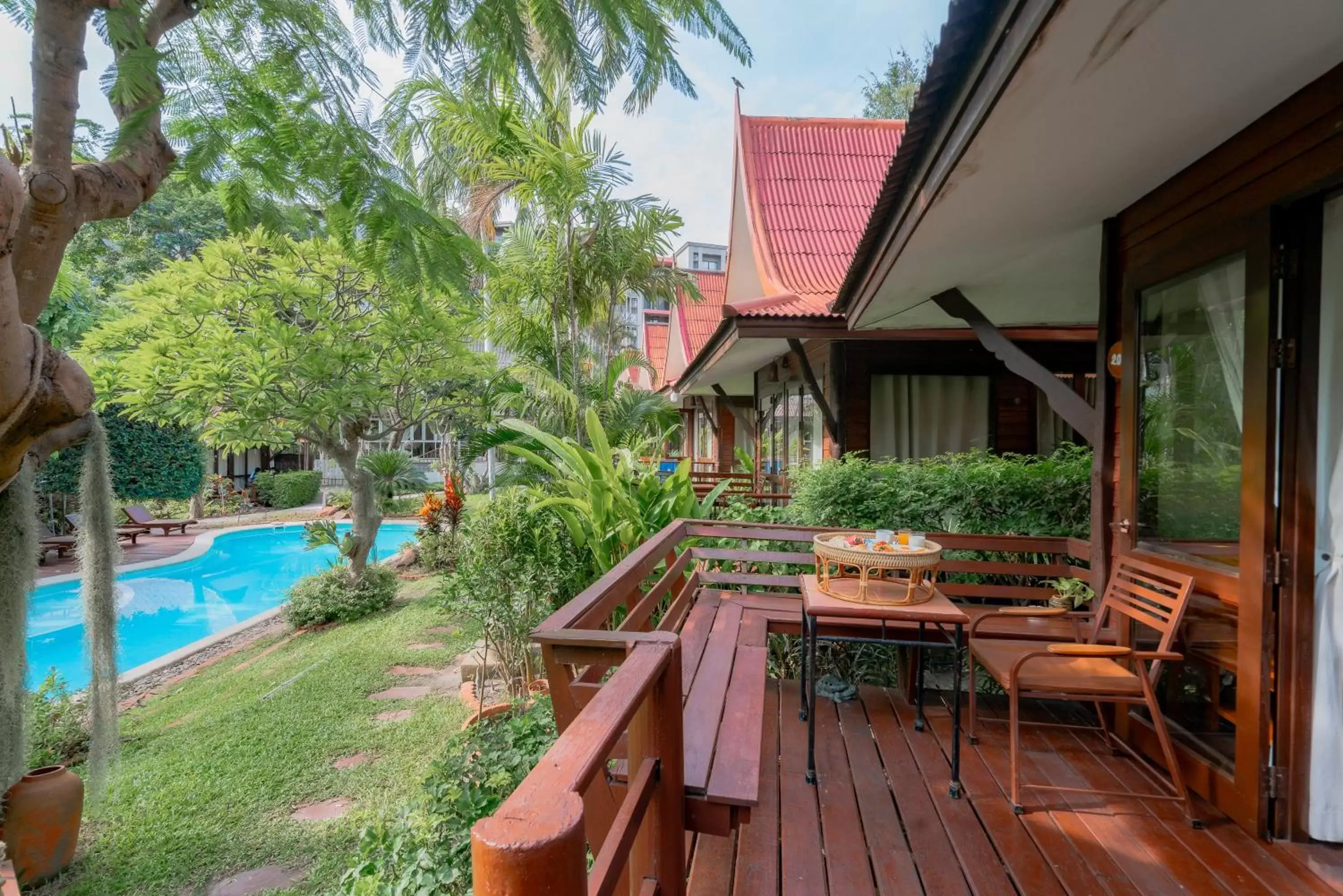 Patio, Swimming Pool in Baan Duangkaew Resort